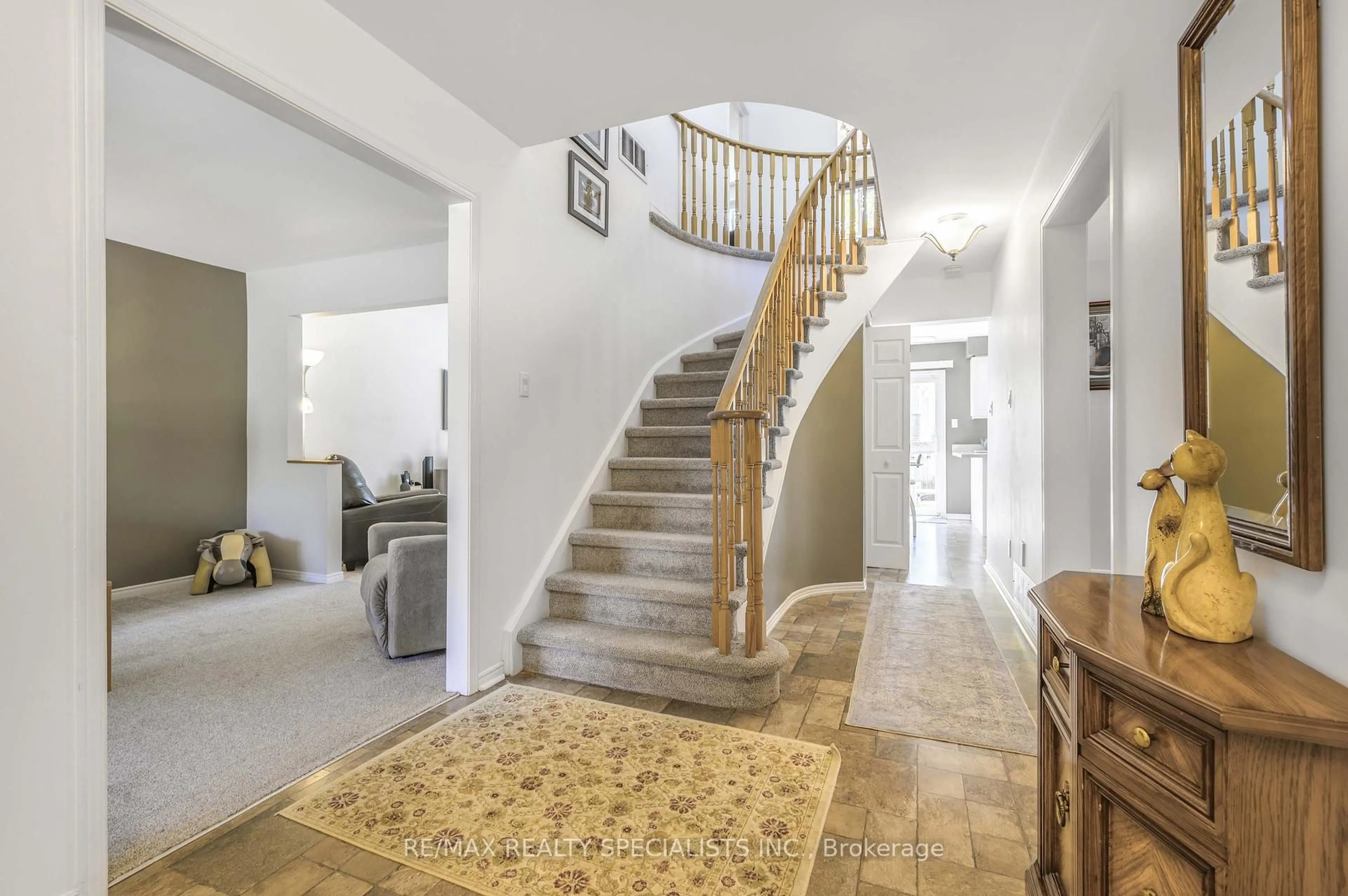 Indoor foyer for 2888 Crosscurrent Dr, Mississauga Ontario L5N 6K9