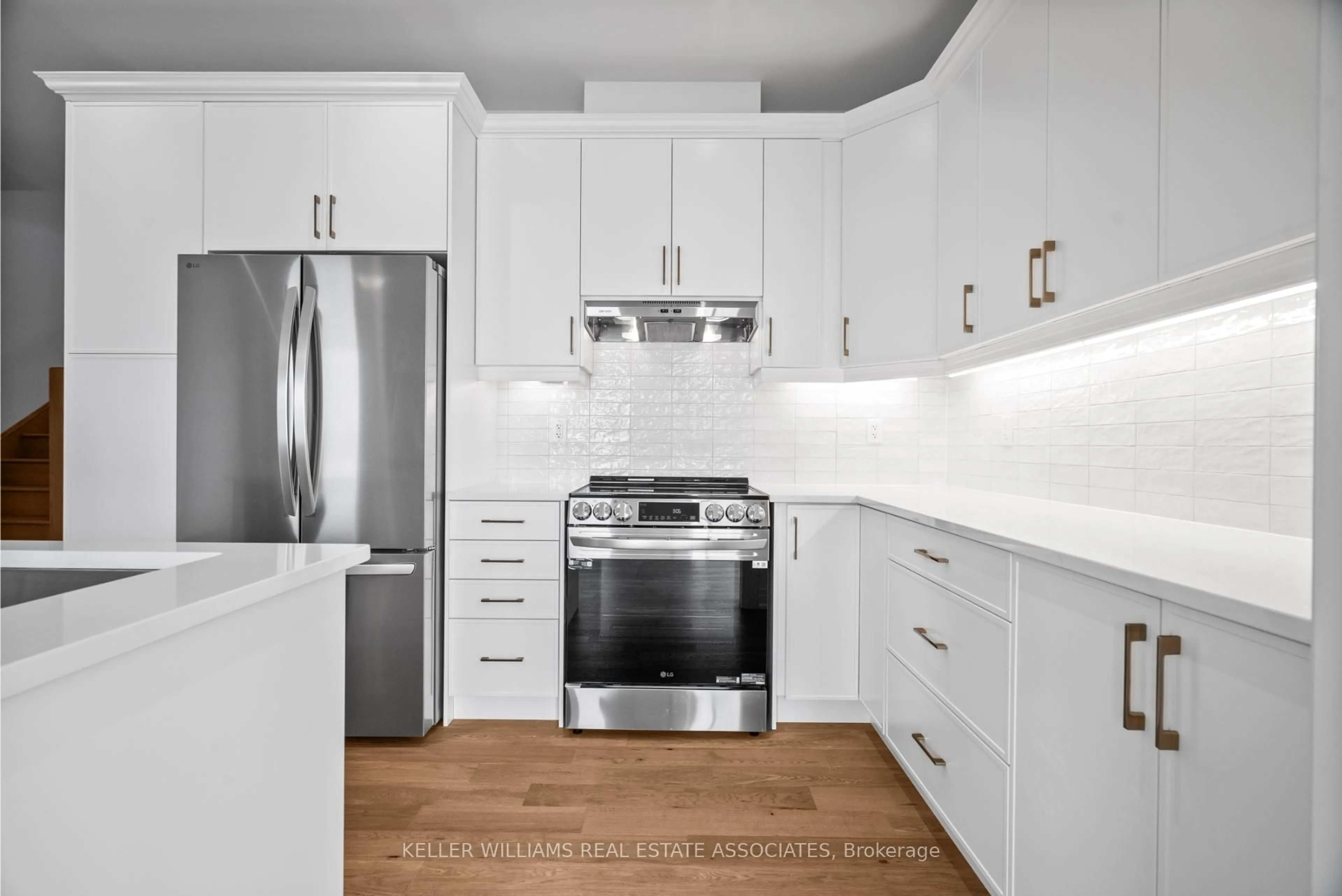 Contemporary kitchen, ceramic/tile floor for 14 Aster Woods Dr, Caledon Ontario L7C 4N8