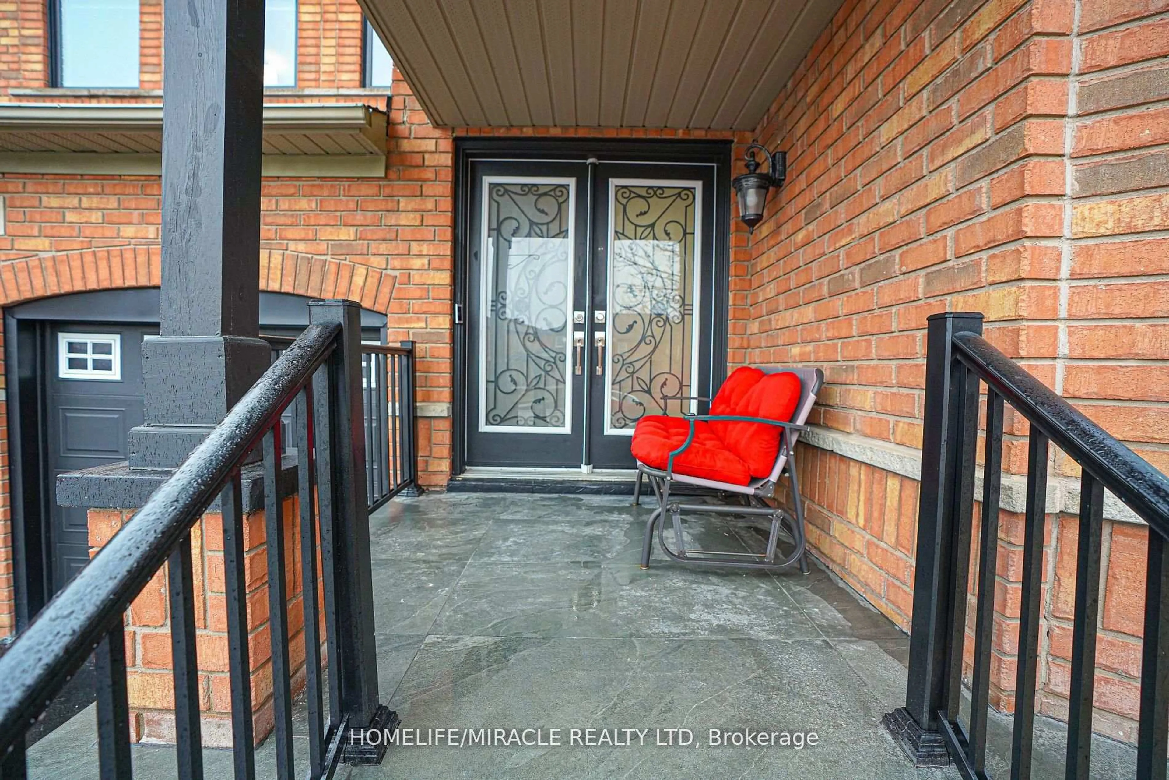 Indoor entryway for 6 Maplecrest Crt, Brampton Ontario L6P 1B2