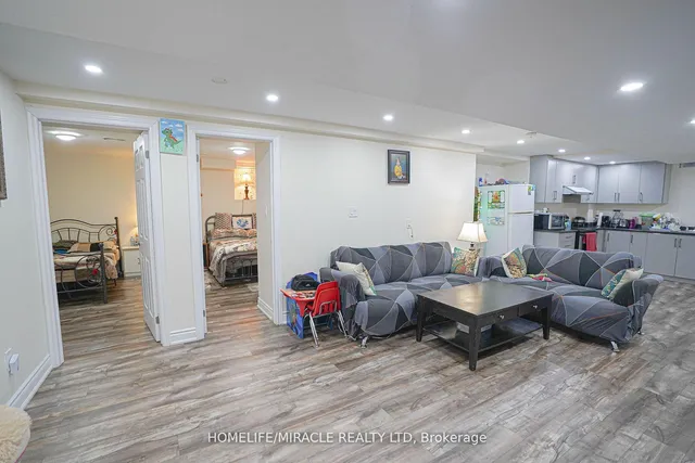 Primary image of 6 Maplecrest Crt
