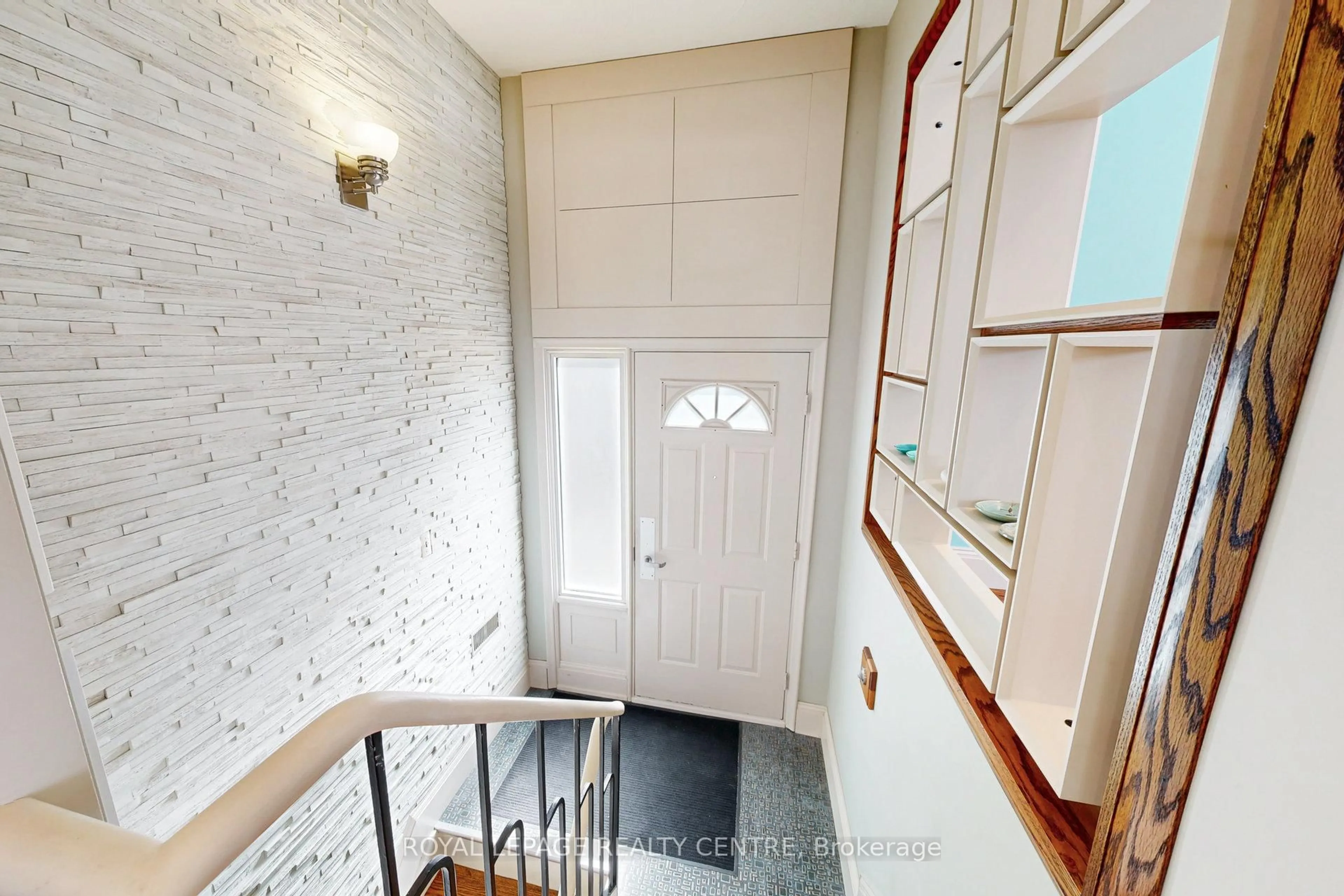 Indoor entryway for 23 Templar Dr, Toronto Ontario M9R 3C6