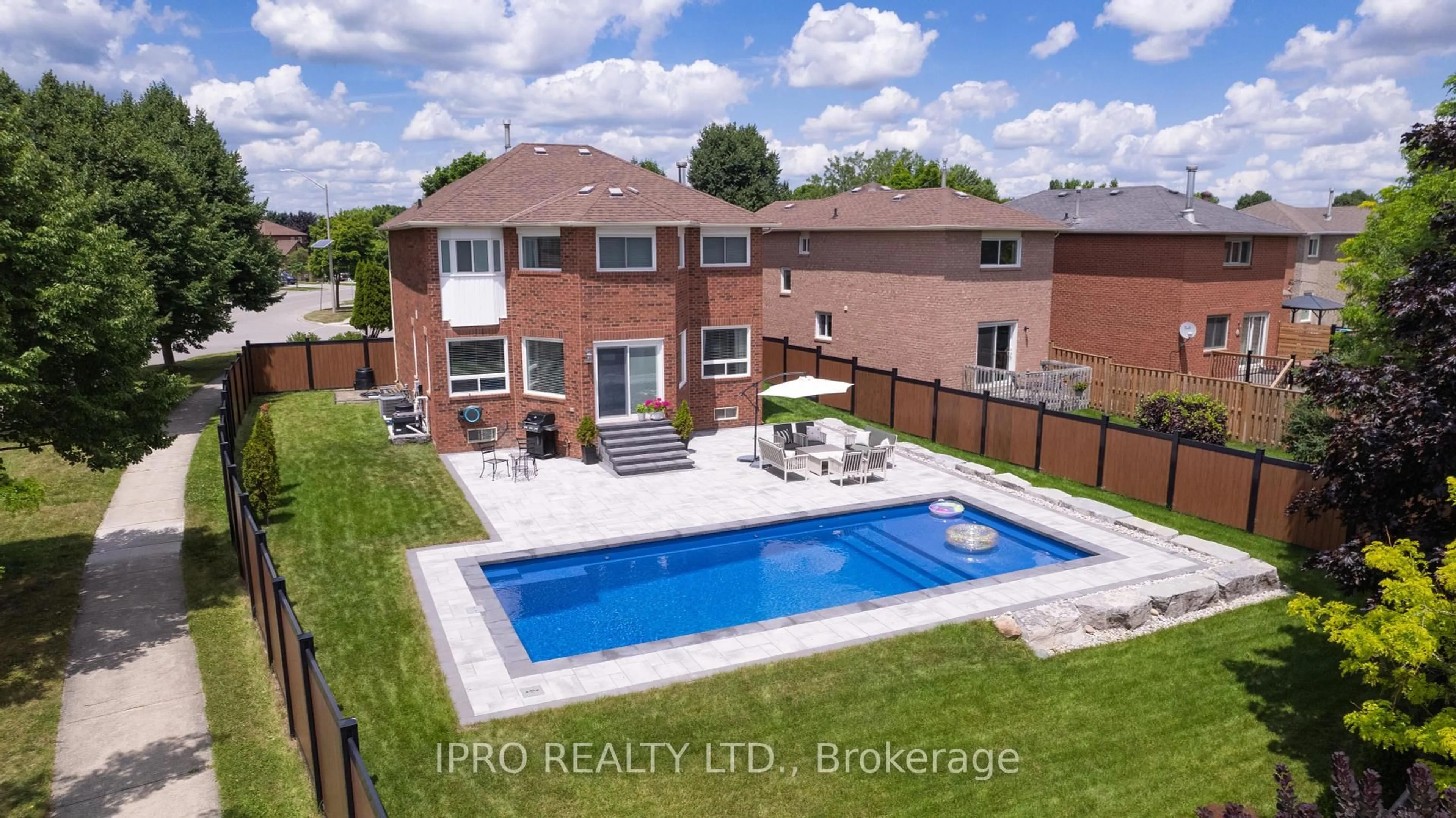A pic from outside/outdoor area/front of a property/back of a property/a pic from drone, water/lake/river/ocean view for 2 Smith Dr, Halton Hills Ontario L7G 5K6