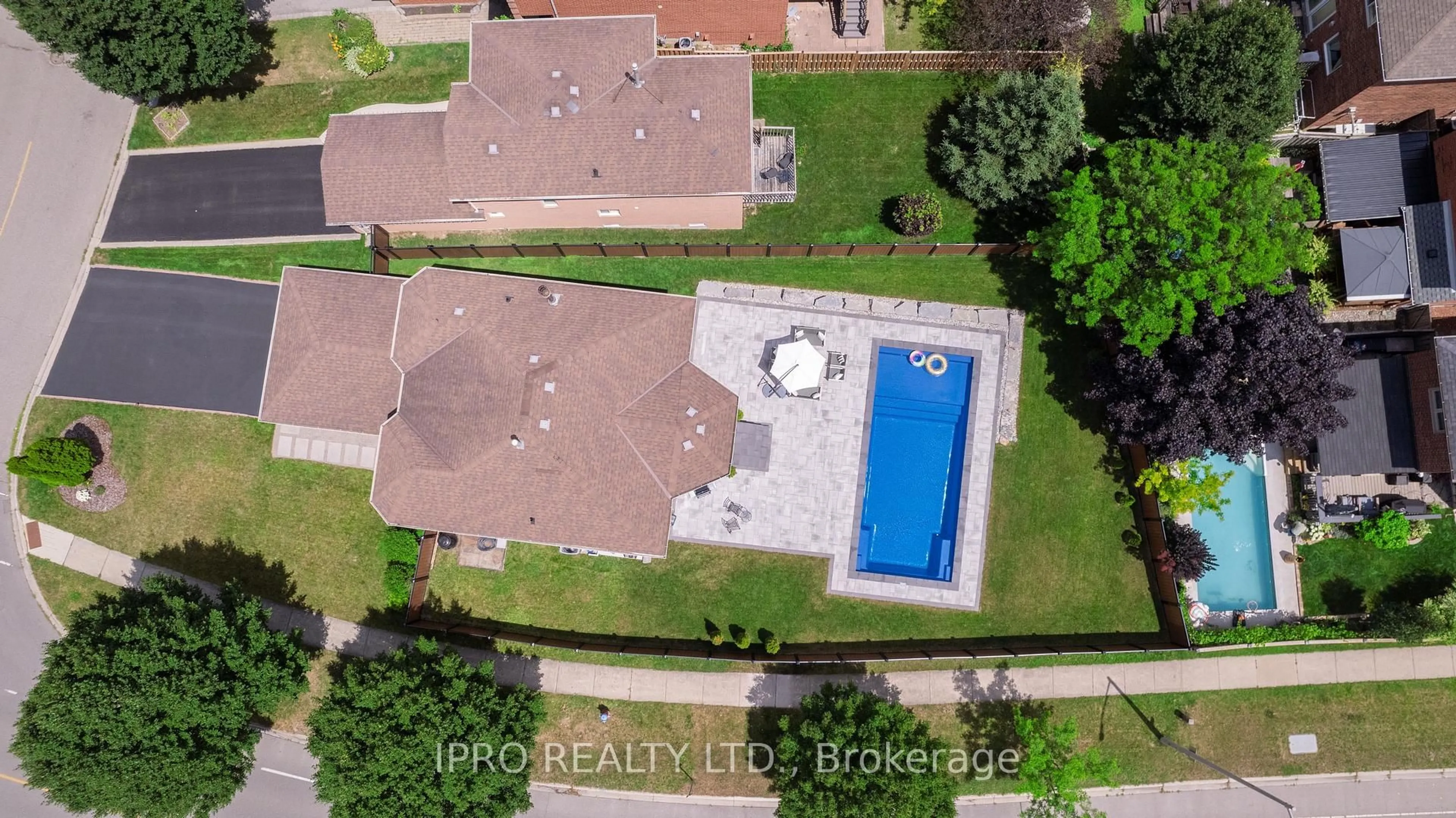 A pic from outside/outdoor area/front of a property/back of a property/a pic from drone, street for 2 Smith Dr, Halton Hills Ontario L7G 5K6