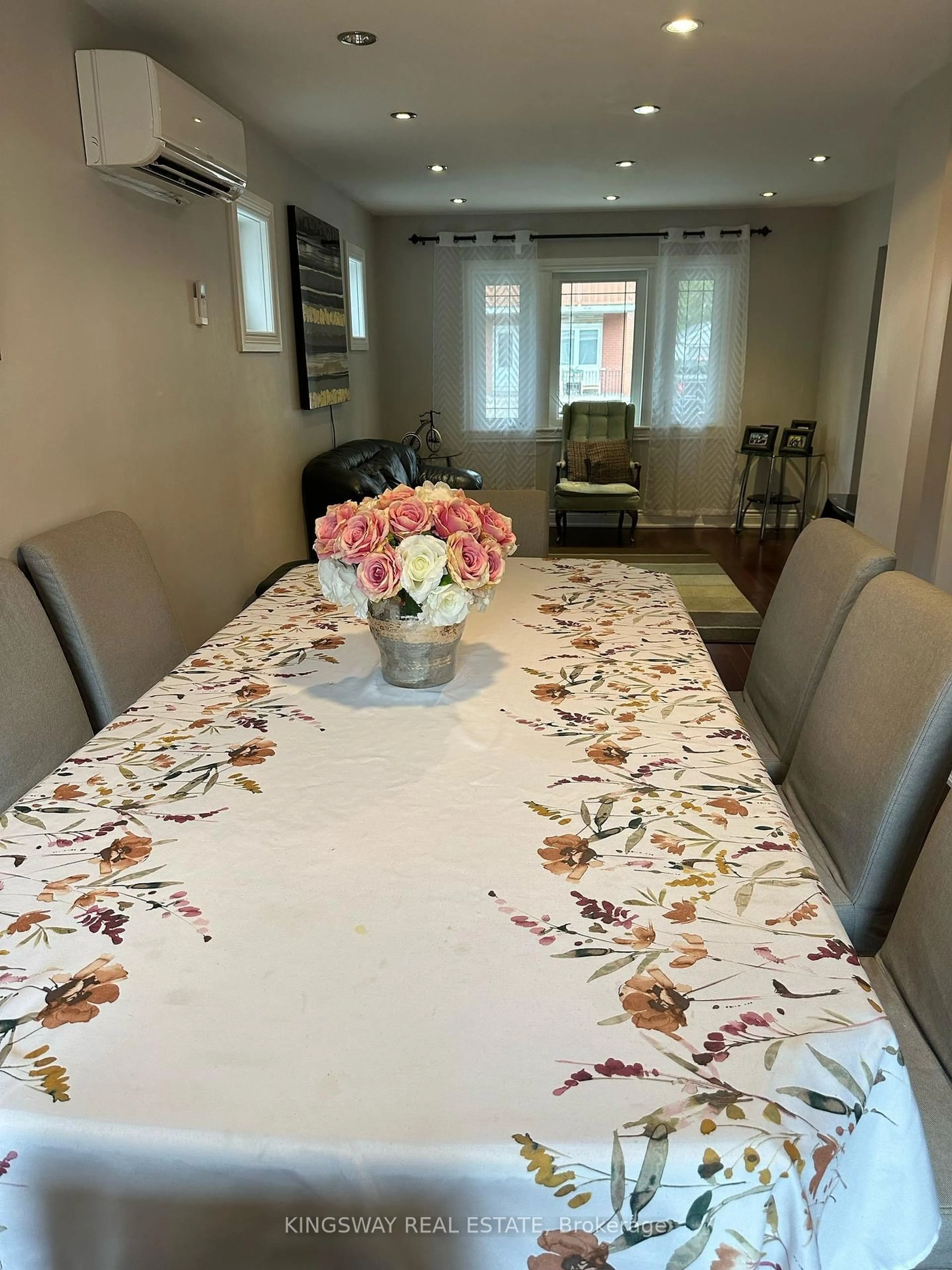 Dining room, unknown for 135 William St, Toronto Ontario M9N 2G8