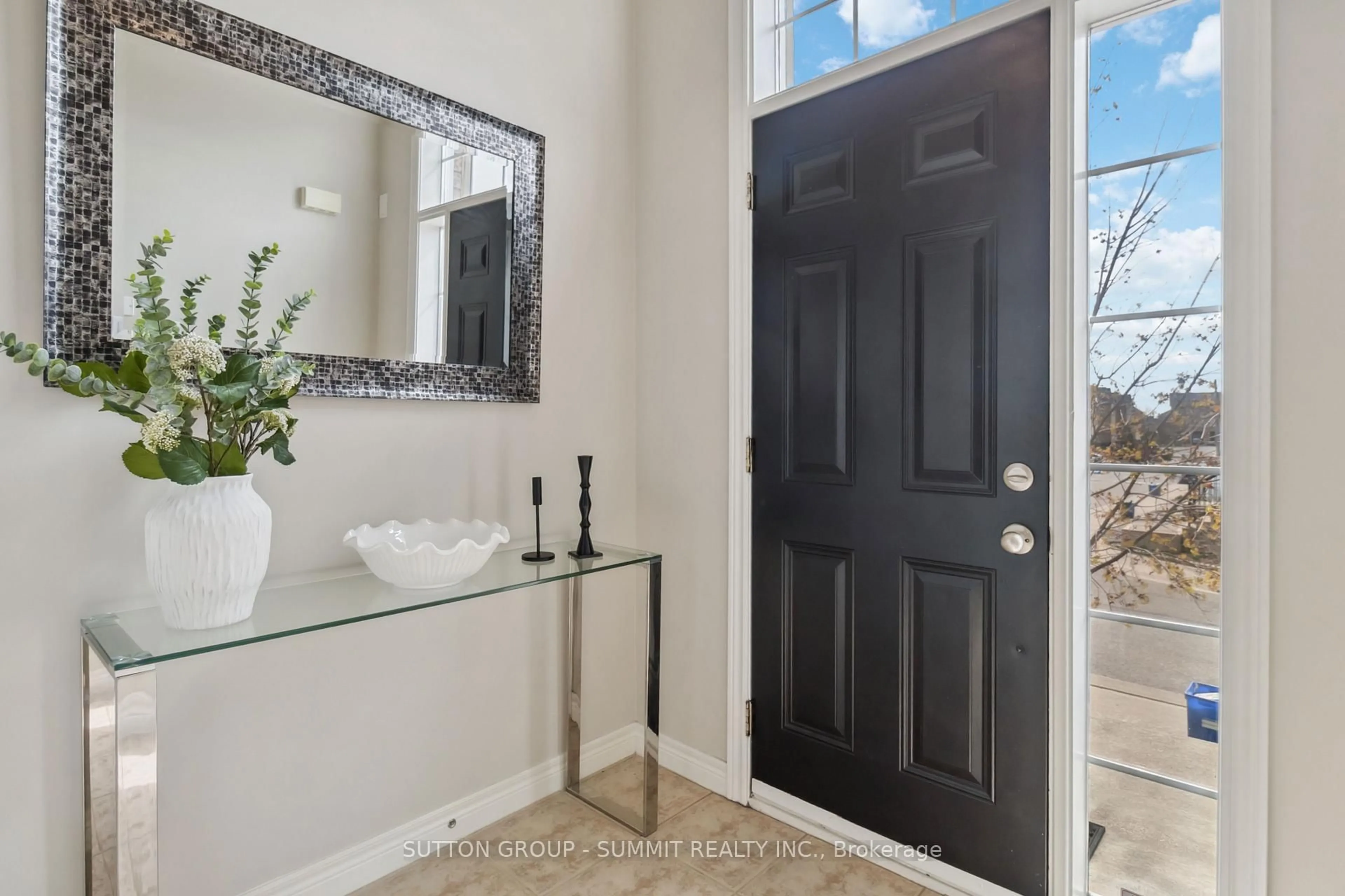 Indoor entryway for 2280 BARONWOOD Dr #38, Oakville Ontario L6M 4Z5