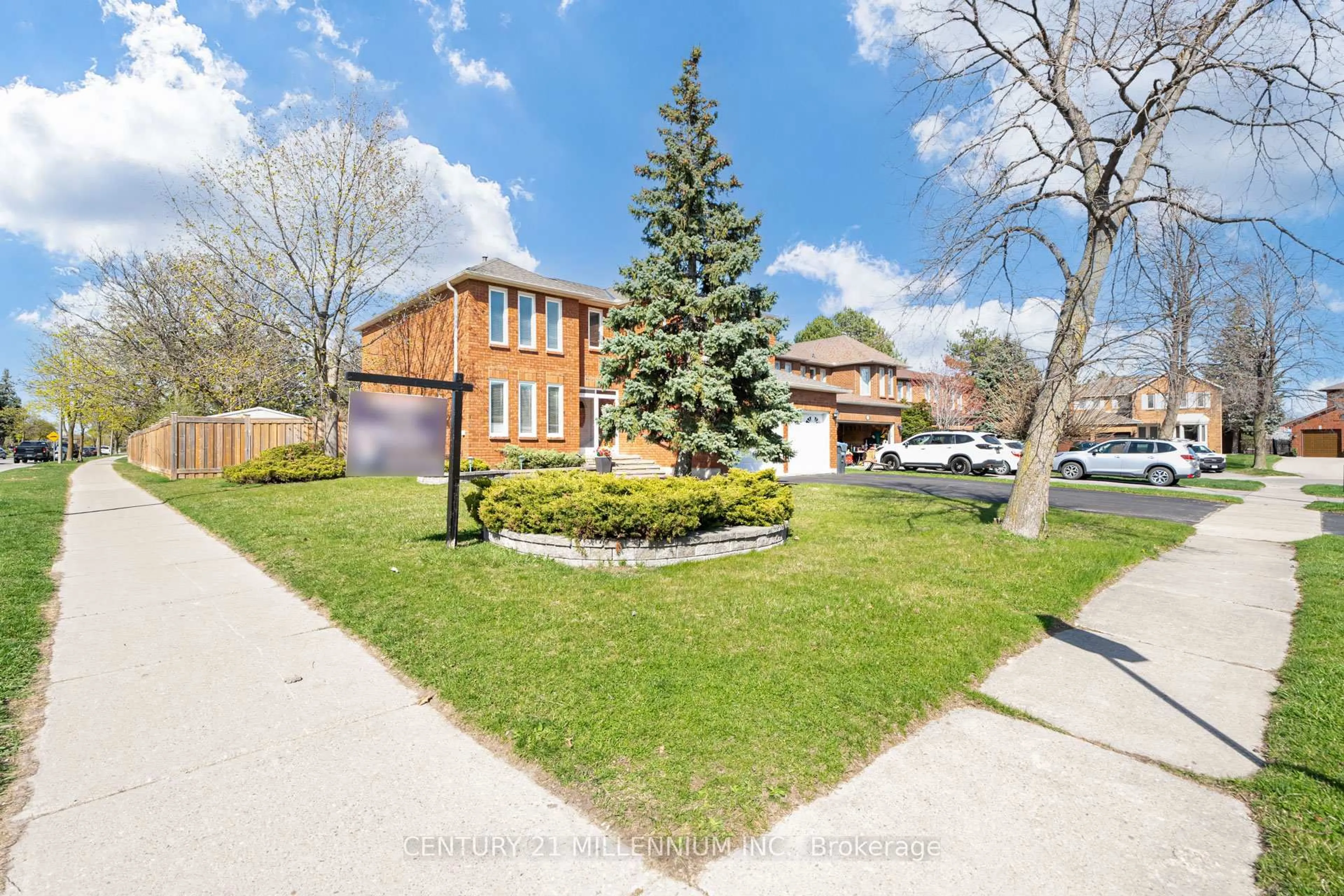 A pic from outside/outdoor area/front of a property/back of a property/a pic from drone, street for 18 Pebble Beach Crt, Brampton Ontario L6S 4E9