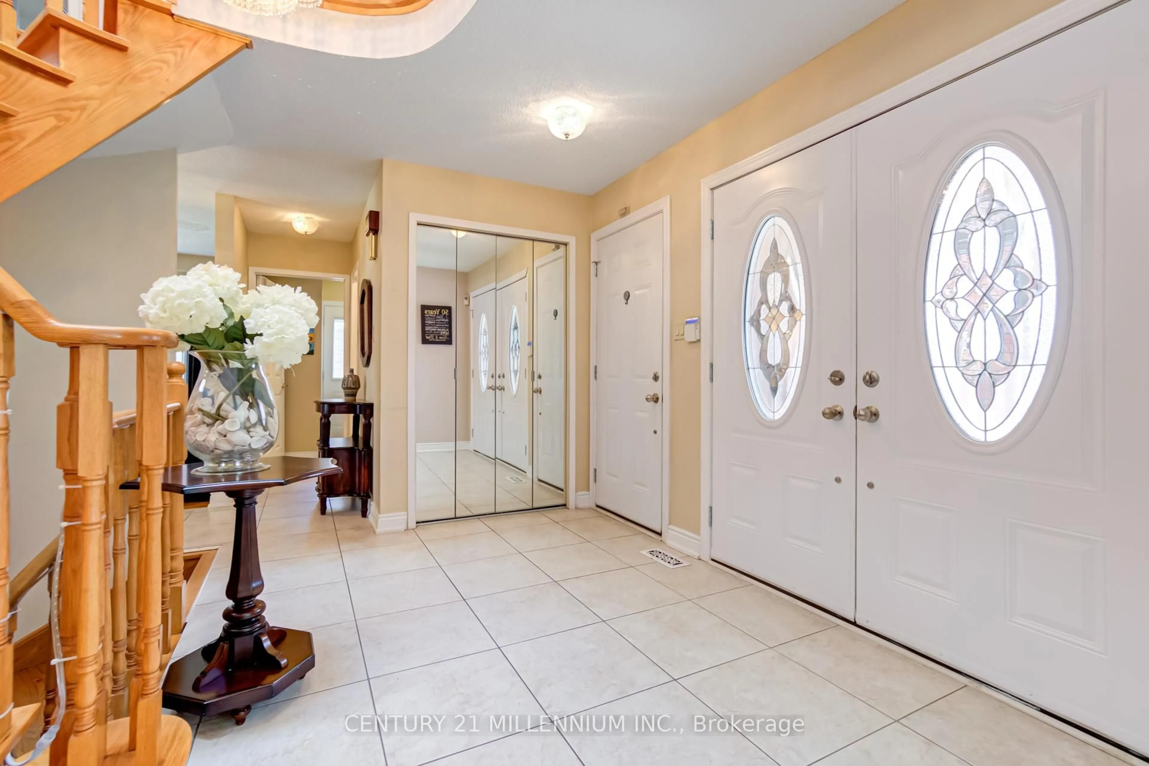 Indoor foyer for 18 Pebble Beach Crt, Brampton Ontario L6S 4E9