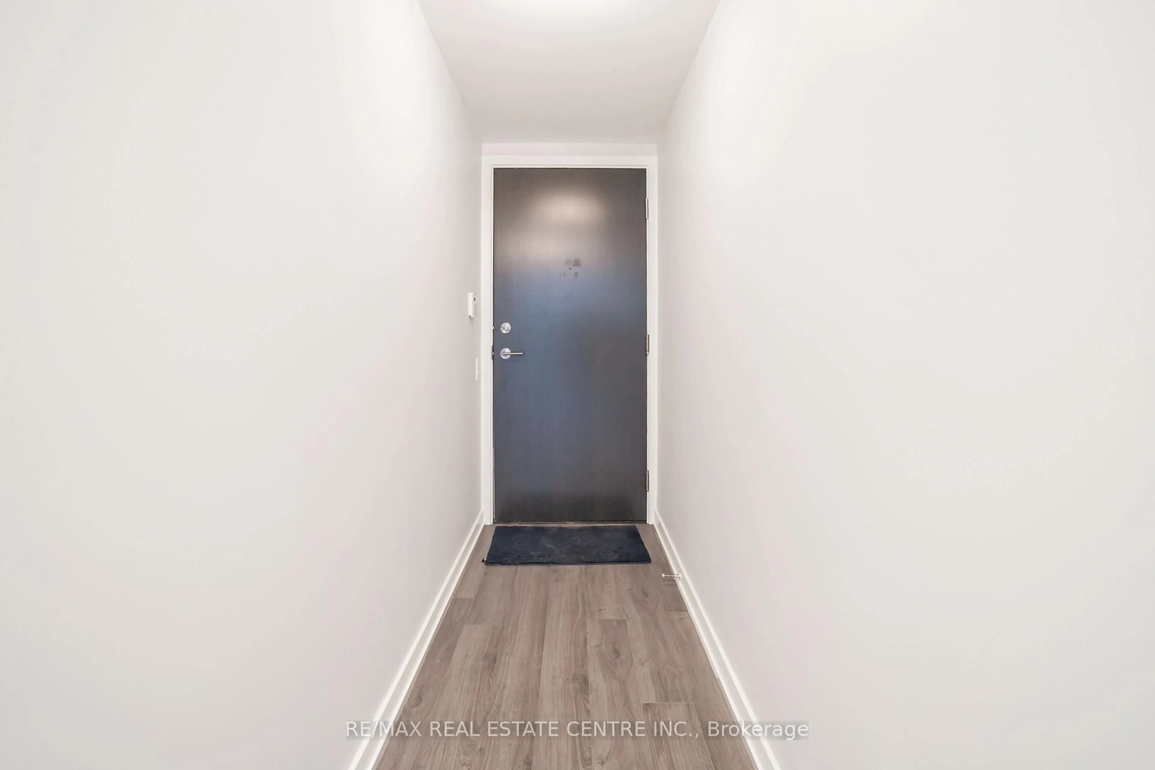 Indoor entryway for 105 The Queensway Ave #303, Toronto Ontario M6S 5B5