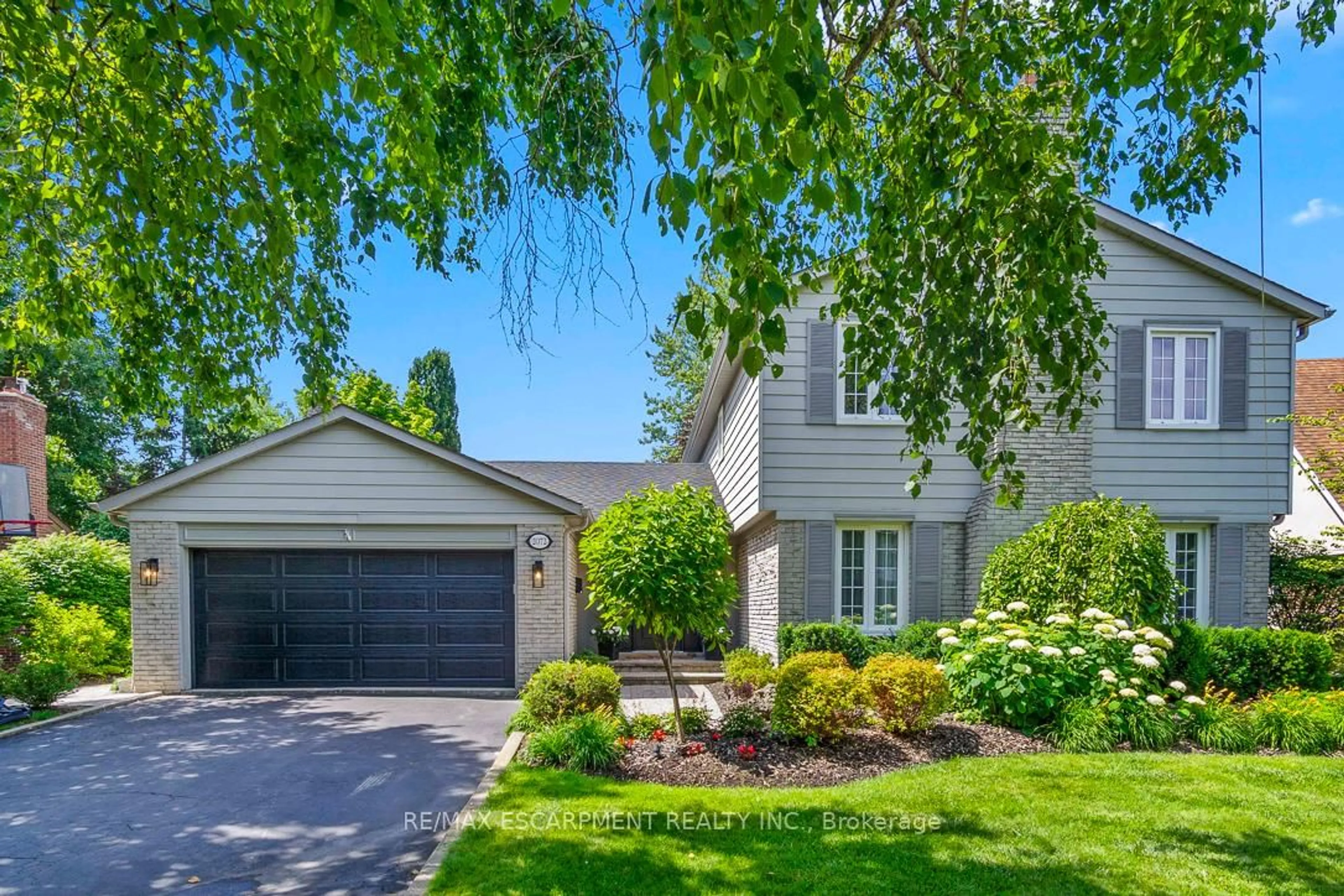 Home with vinyl exterior material, street for 2072 Chippewa Tr, Mississauga Ontario L5H 3V7