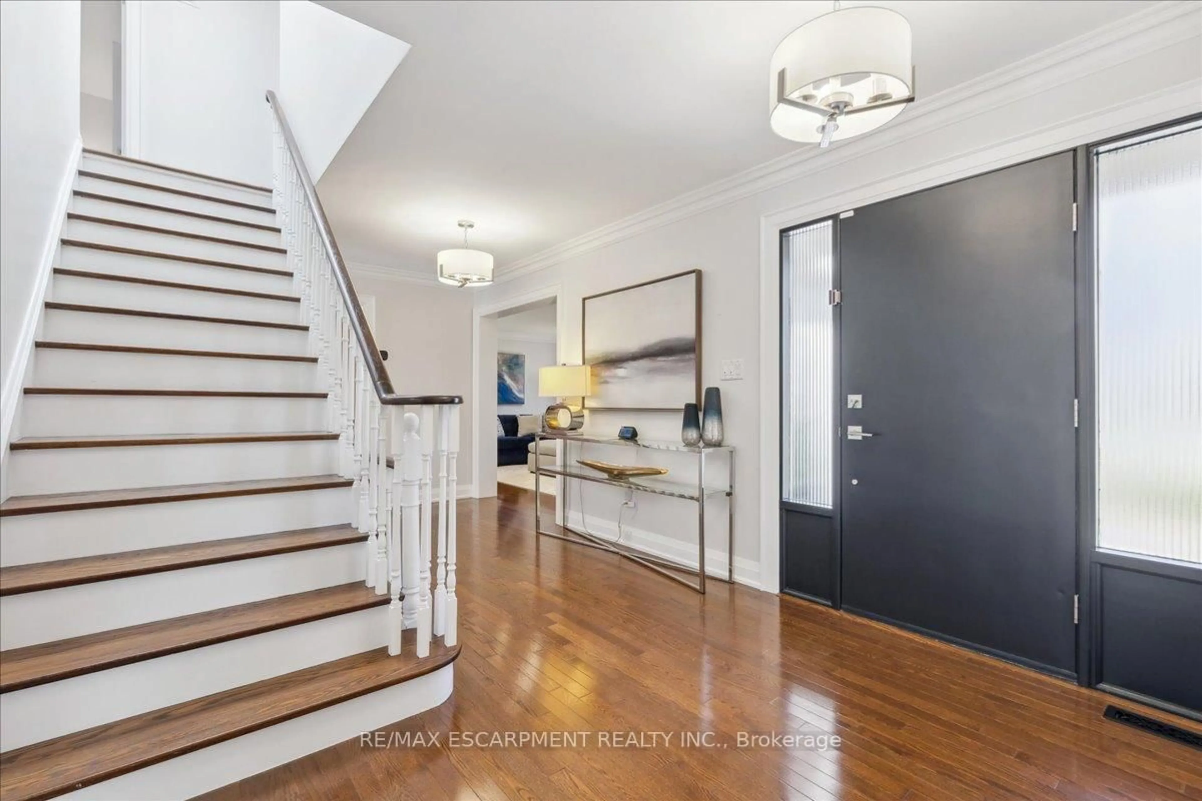 Indoor entryway for 2072 Chippewa Tr, Mississauga Ontario L5H 3V7
