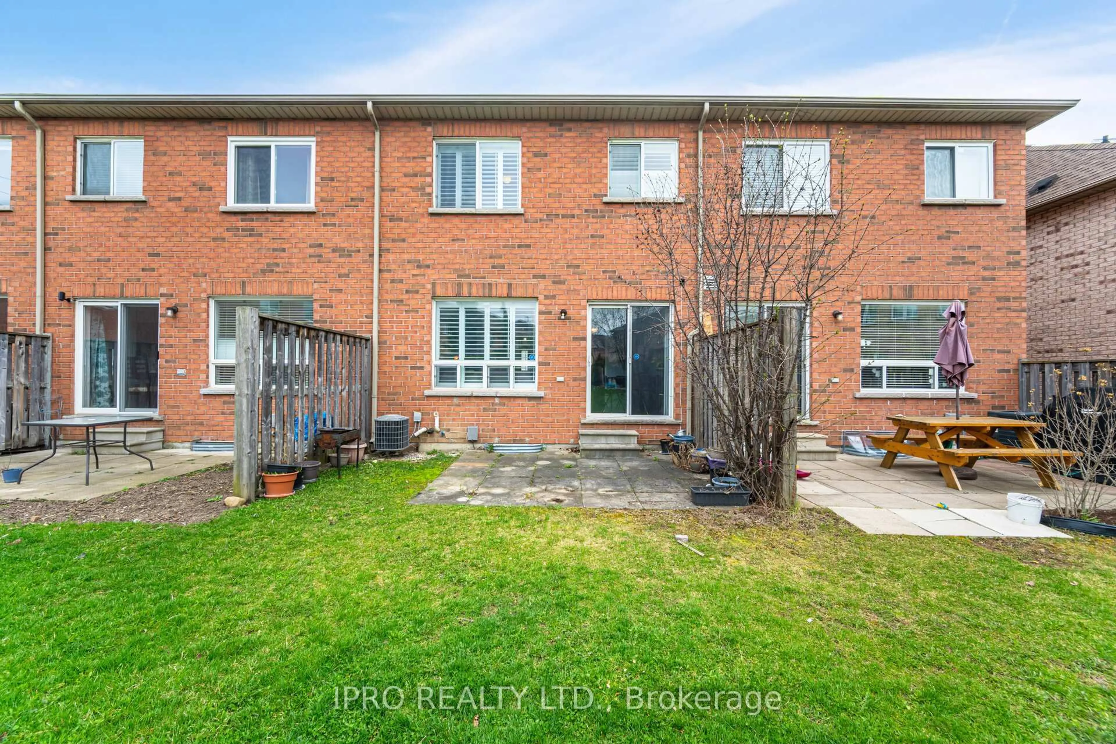 A pic from outside/outdoor area/front of a property/back of a property/a pic from drone, street for 770 Othello Crt #70, Mississauga Ontario L5W 1Y2