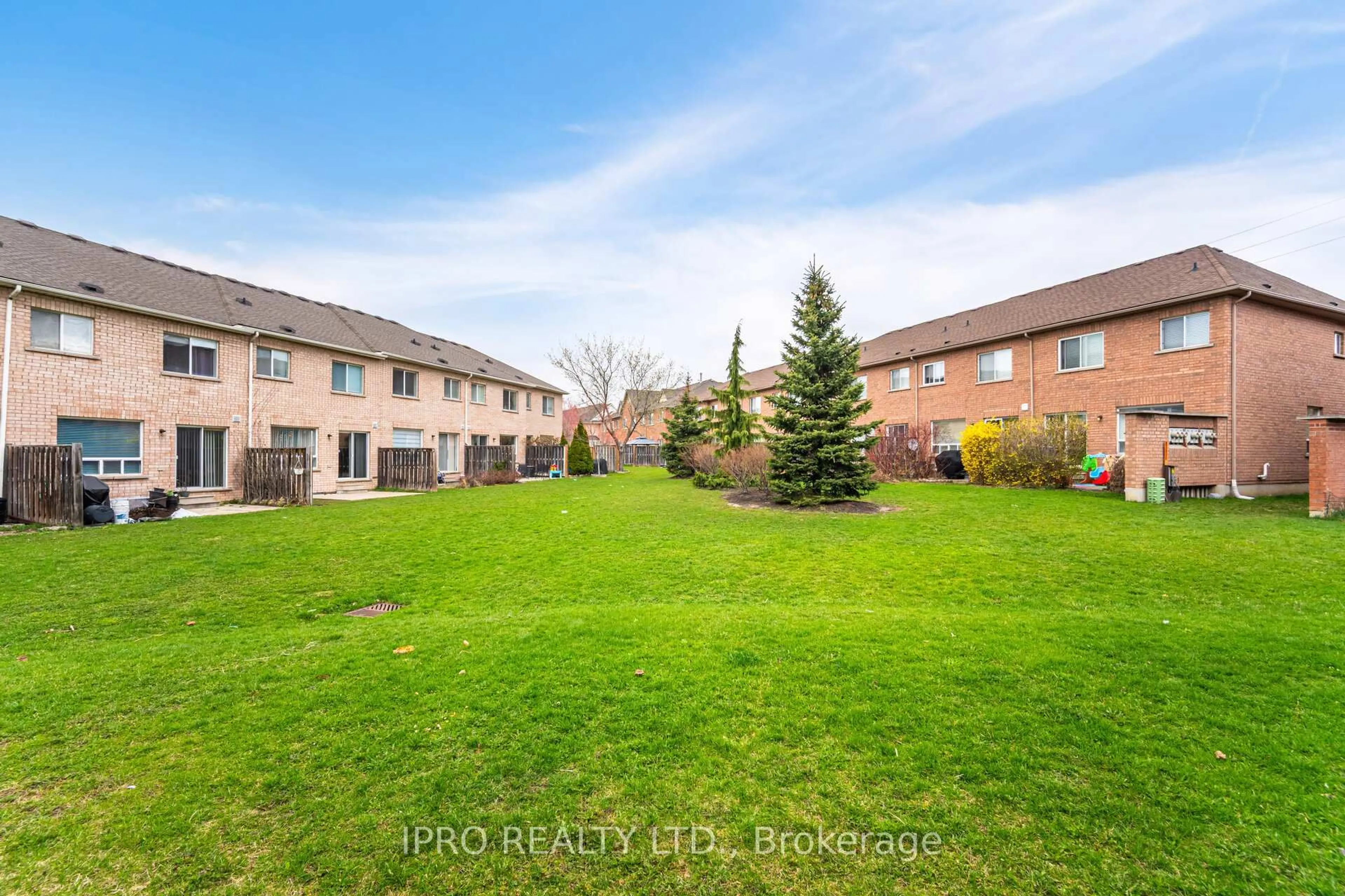 A pic from outside/outdoor area/front of a property/back of a property/a pic from drone, unknown for 770 Othello Crt #70, Mississauga Ontario L5W 1Y2