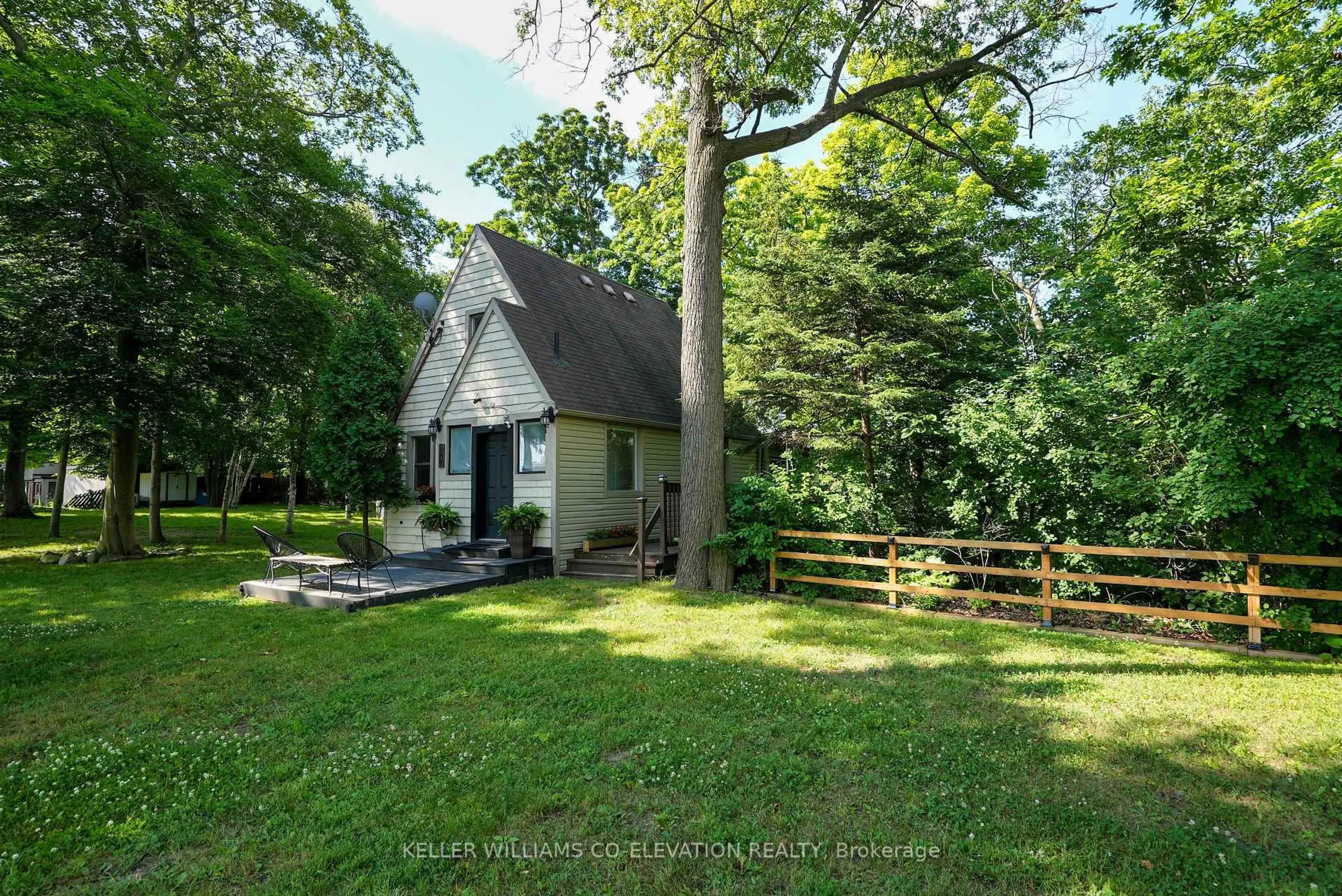 A pic from outside/outdoor area/front of a property/back of a property/a pic from drone, forest/trees view for 1136 Bronte Rd, Oakville Ontario L6M 4G4