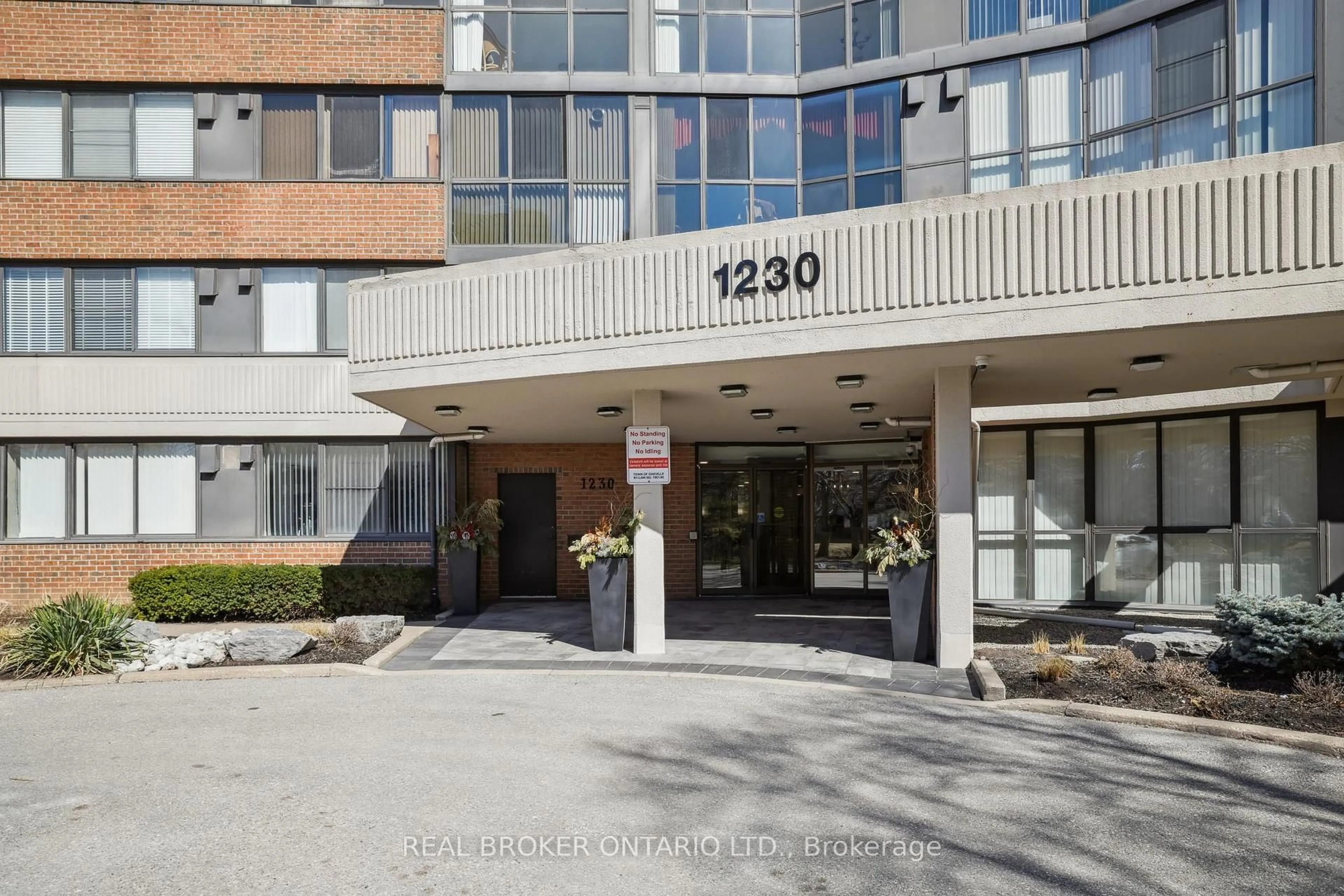 Indoor foyer for 1230 Marlborough Crt #506, Oakville Ontario L6H 3K6