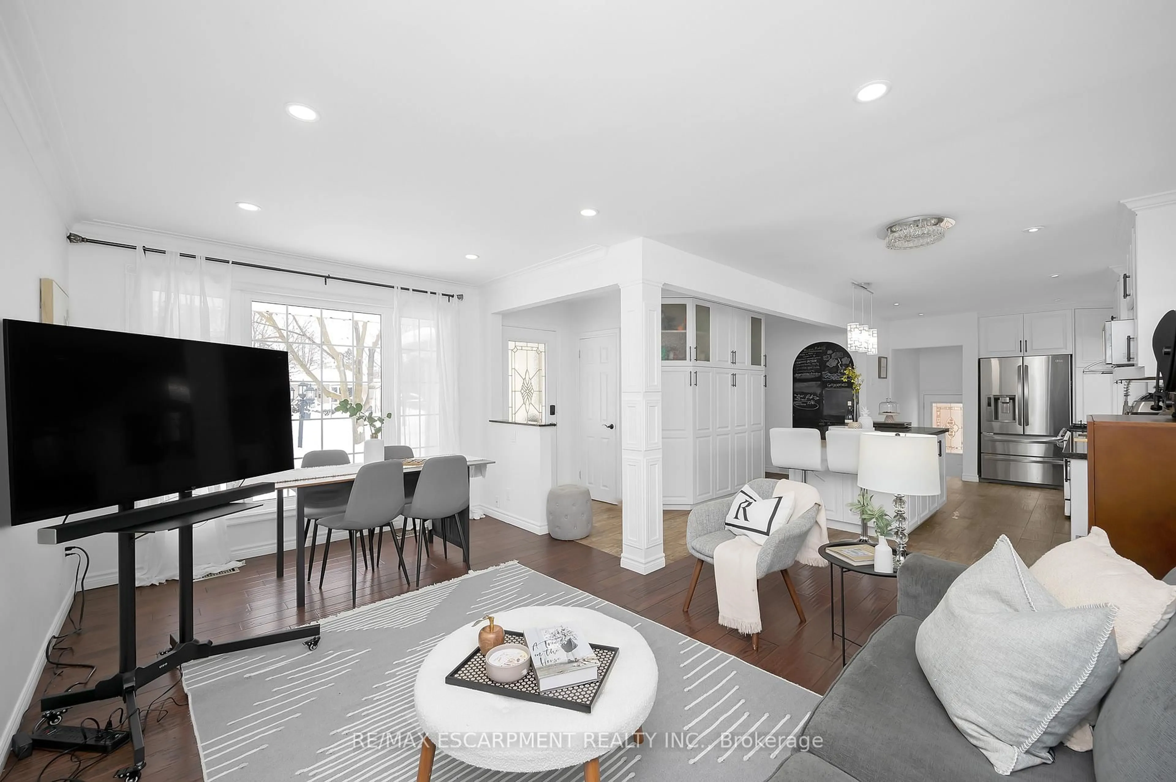 Living room with furniture, unknown for 1278 Canvey Cres, Mississauga Ontario L5J 1S1