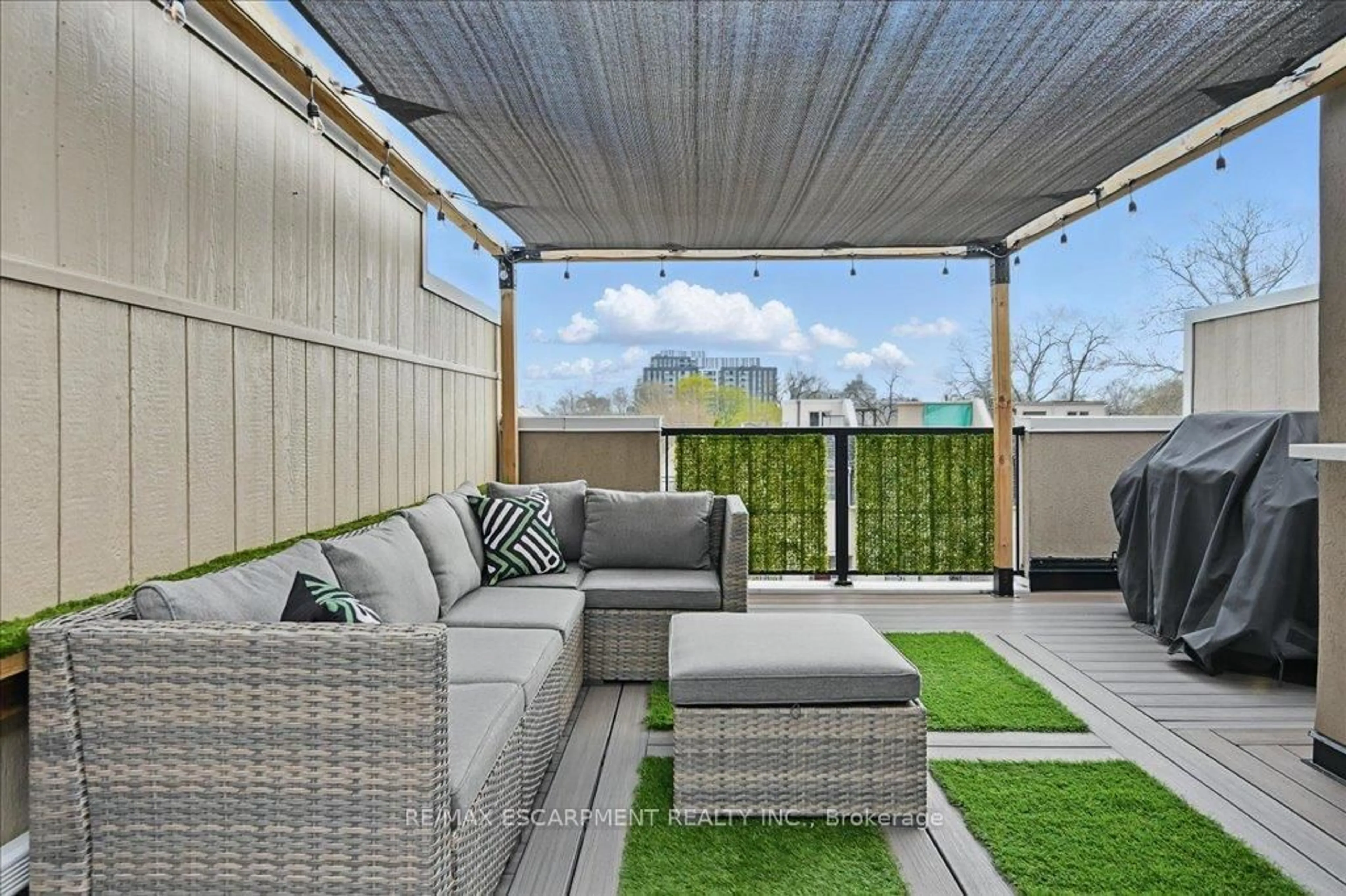 Patio, street for 117 Nelson St #2, Oakville Ontario L6L 3J1