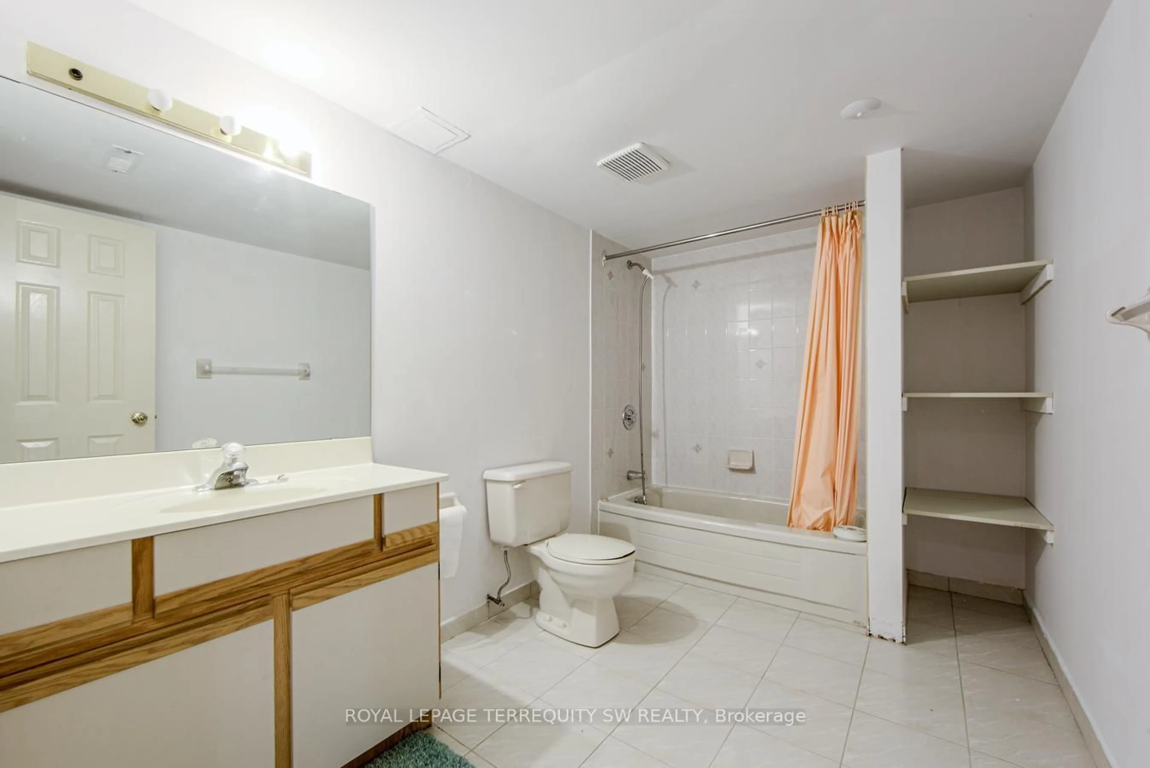 Standard bathroom, unknown for 3116 The Collegeway N/A, Mississauga Ontario L5L 4Z6