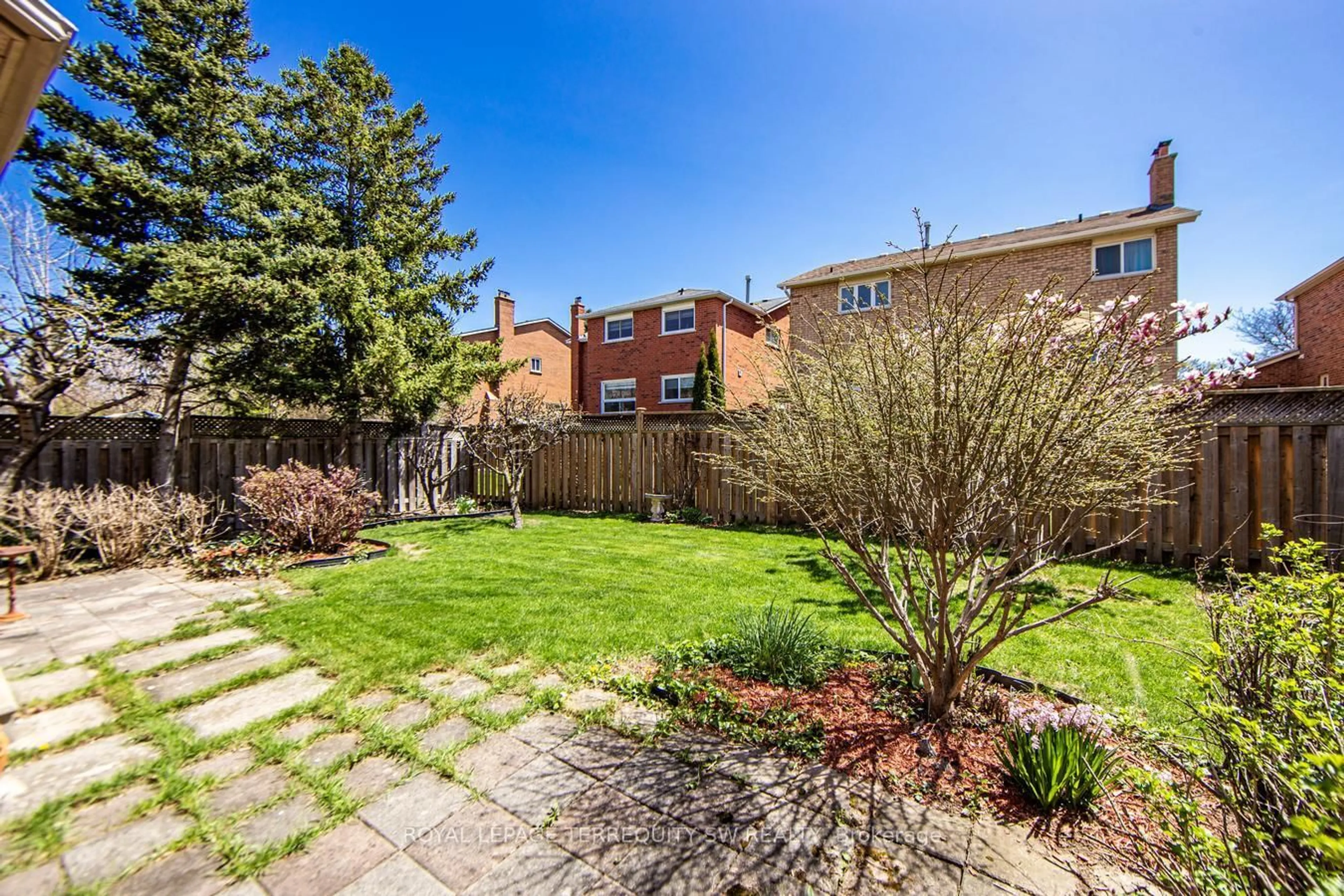 Patio, street for 3116 The Collegeway N/A, Mississauga Ontario L5L 4Z6