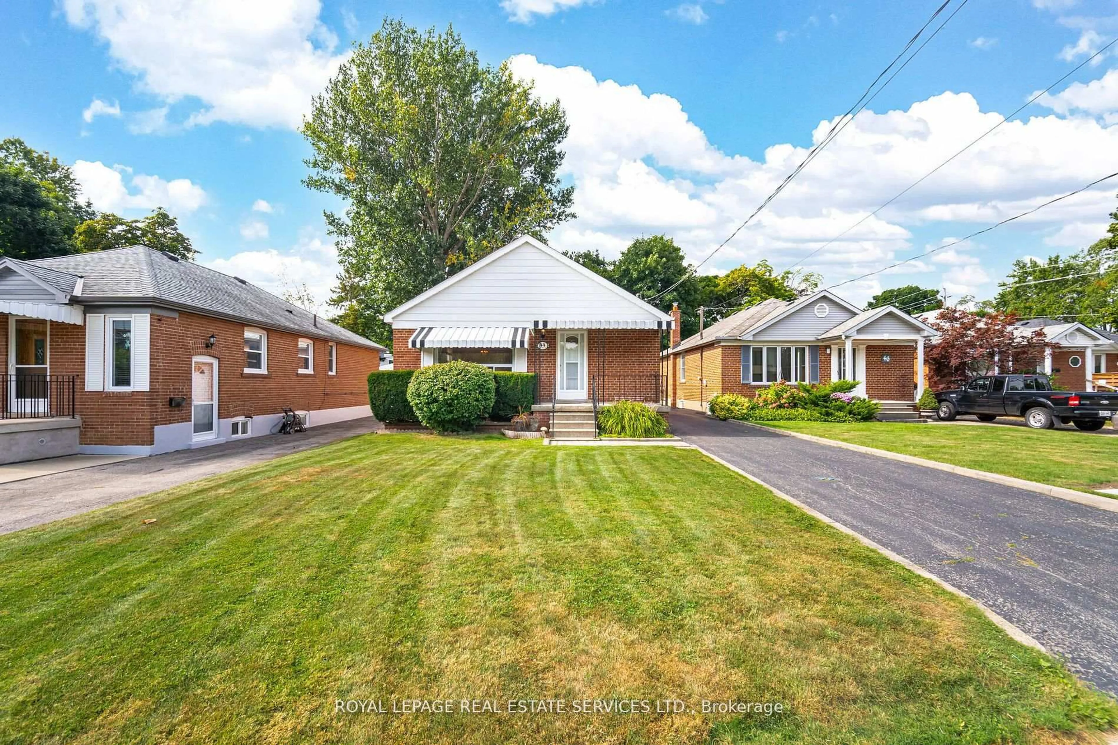 A pic from outside/outdoor area/front of a property/back of a property/a pic from drone, street for 44 Maple Ave, Mississauga Ontario L5H 2S1