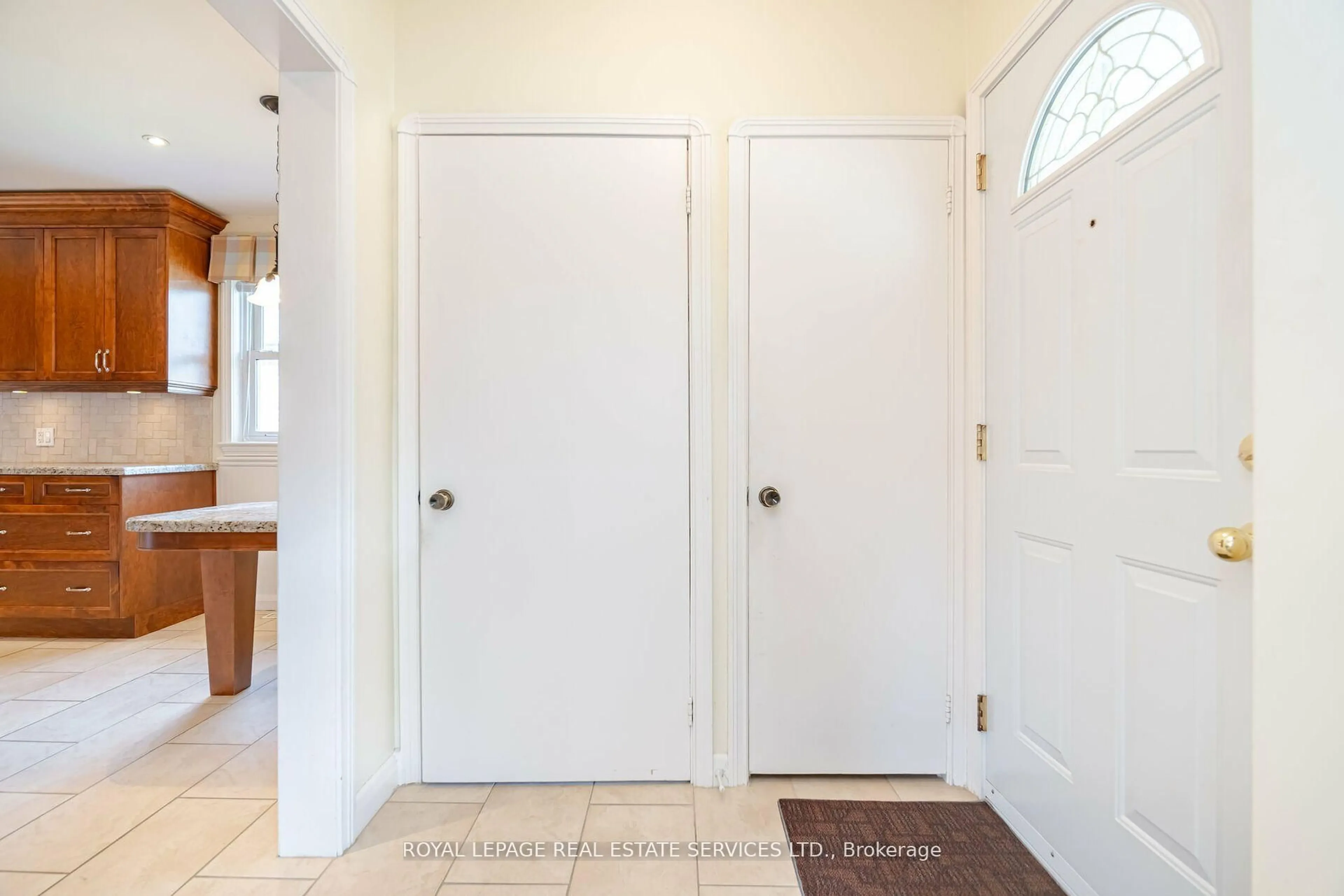 Indoor entryway for 44 Maple Ave, Mississauga Ontario L5H 2S1