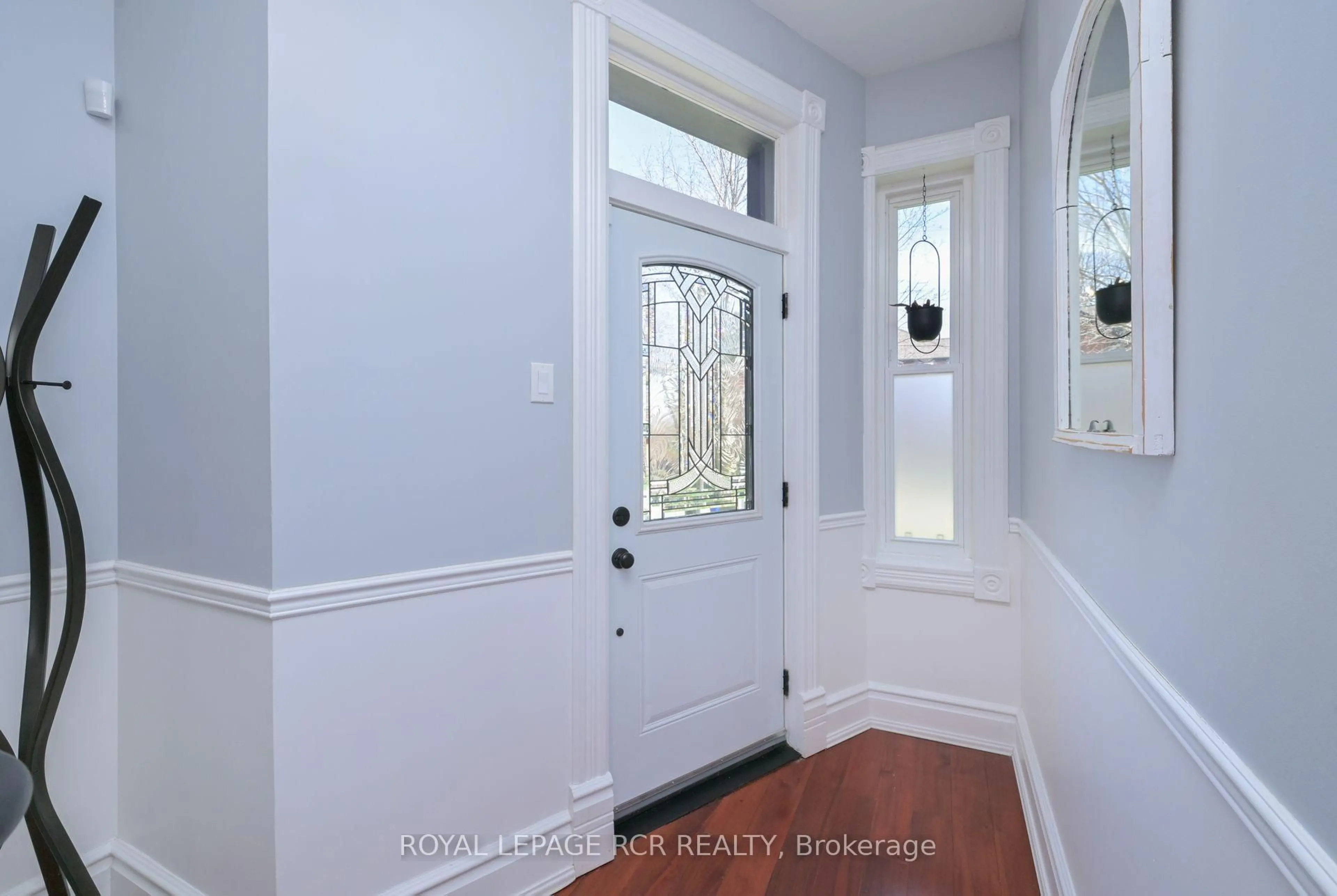 Indoor entryway for 16 Wellington St, Orangeville Ontario L9W 2L5