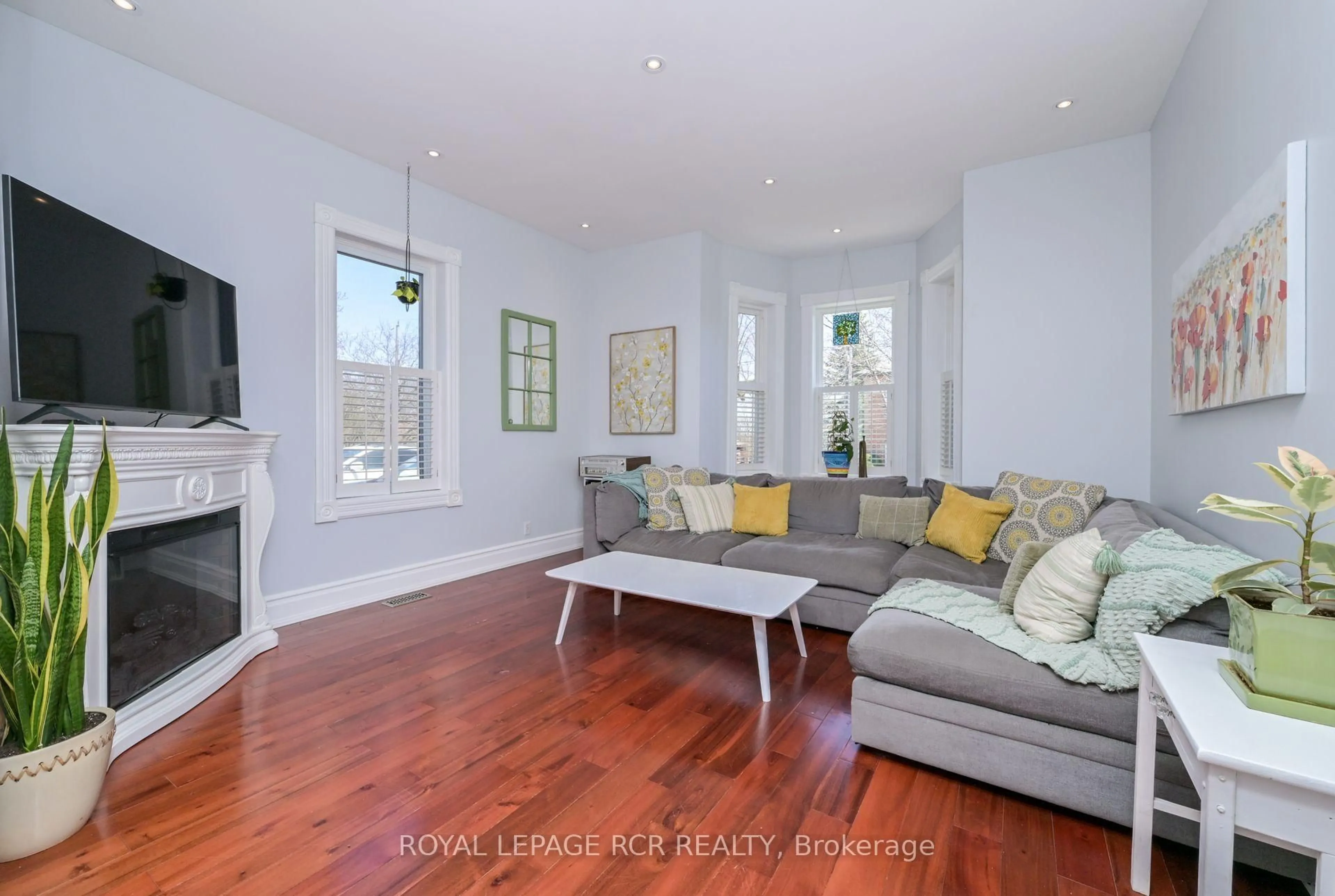 Living room with furniture, wood/laminate floor for 16 Wellington St, Orangeville Ontario L9W 2L5