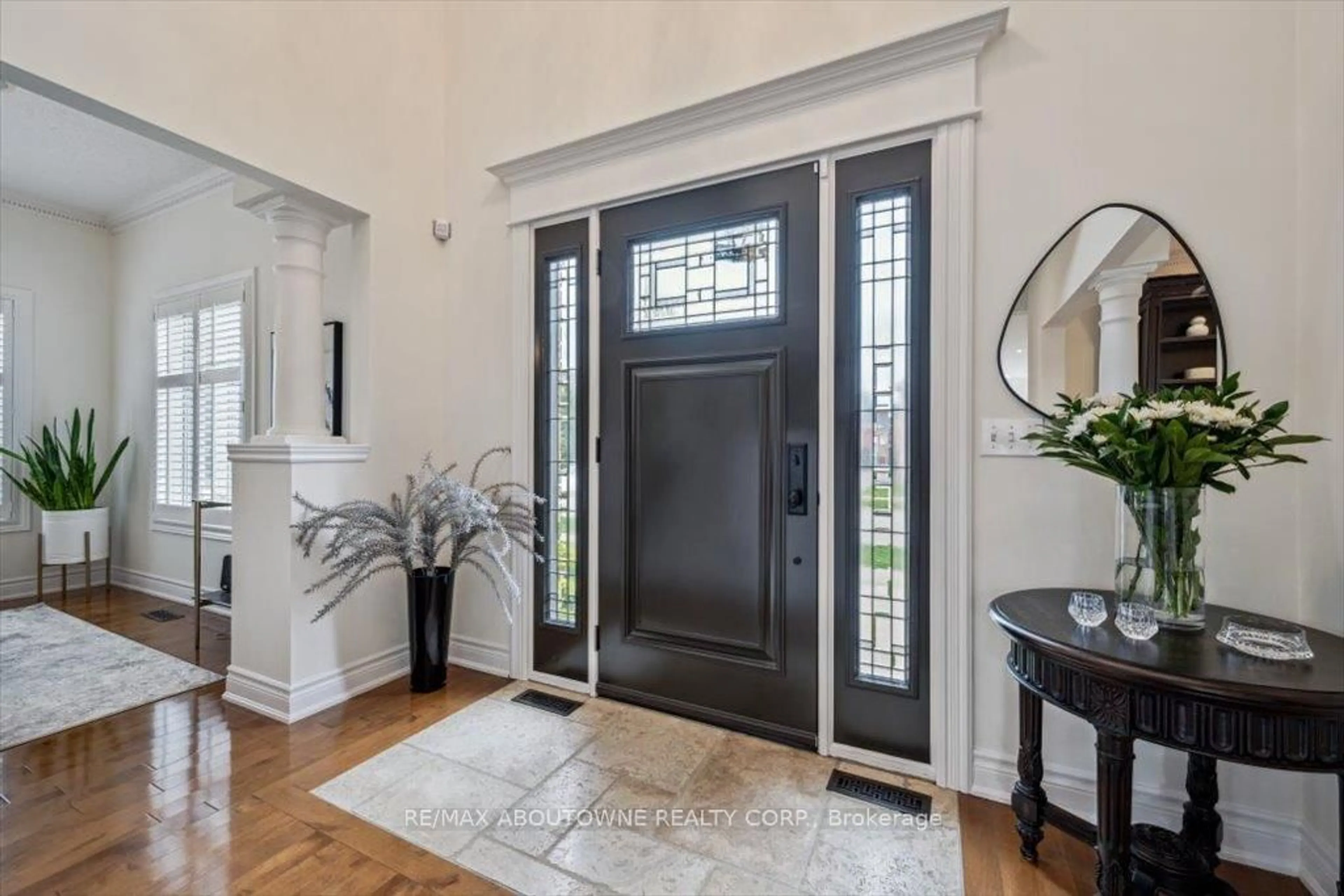 Indoor entryway for 101 Westchester Rd, Oakville Ontario L6H 6H8