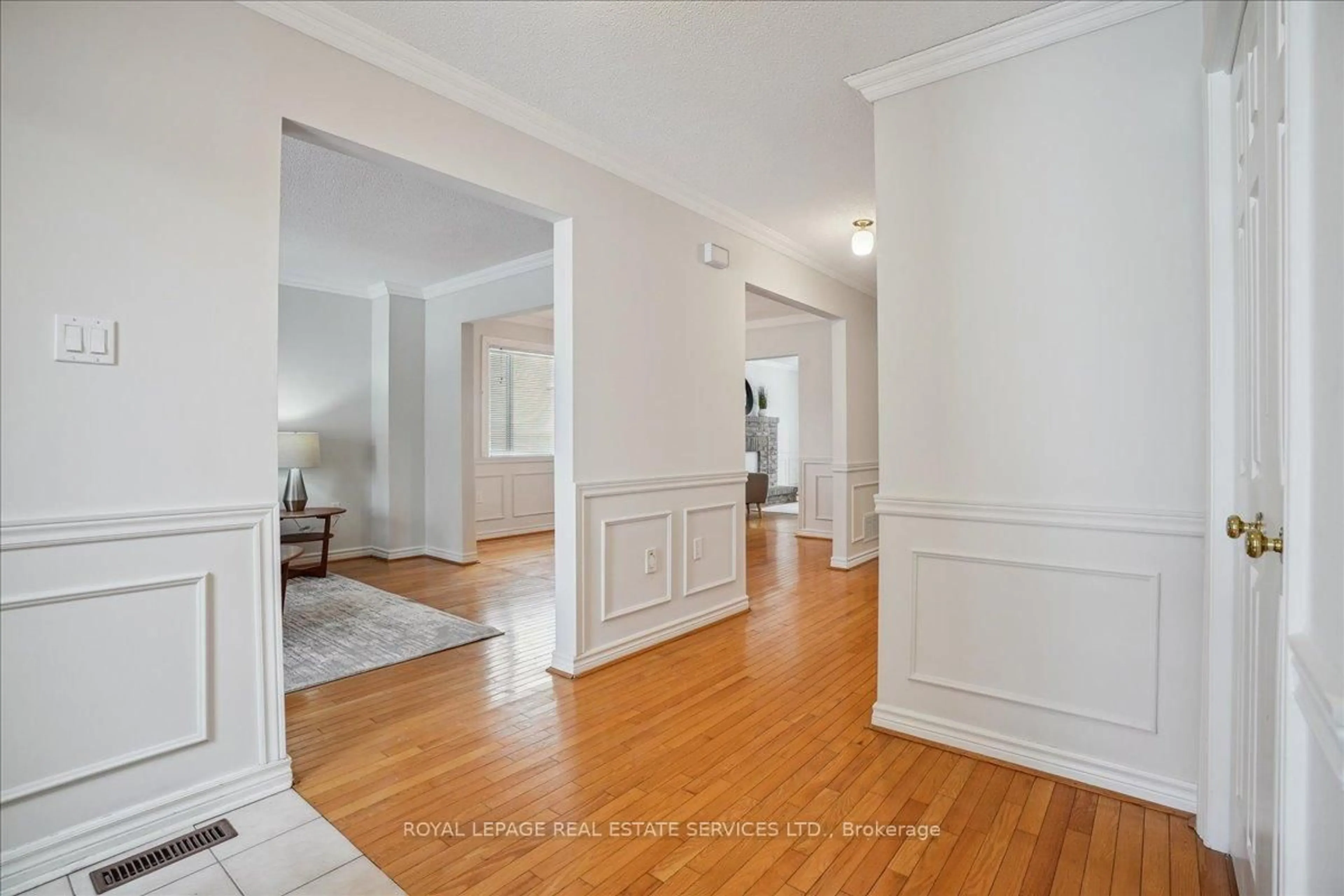 Indoor foyer for 2076 Pelee Blvd, Oakville Ontario L6H 5N8
