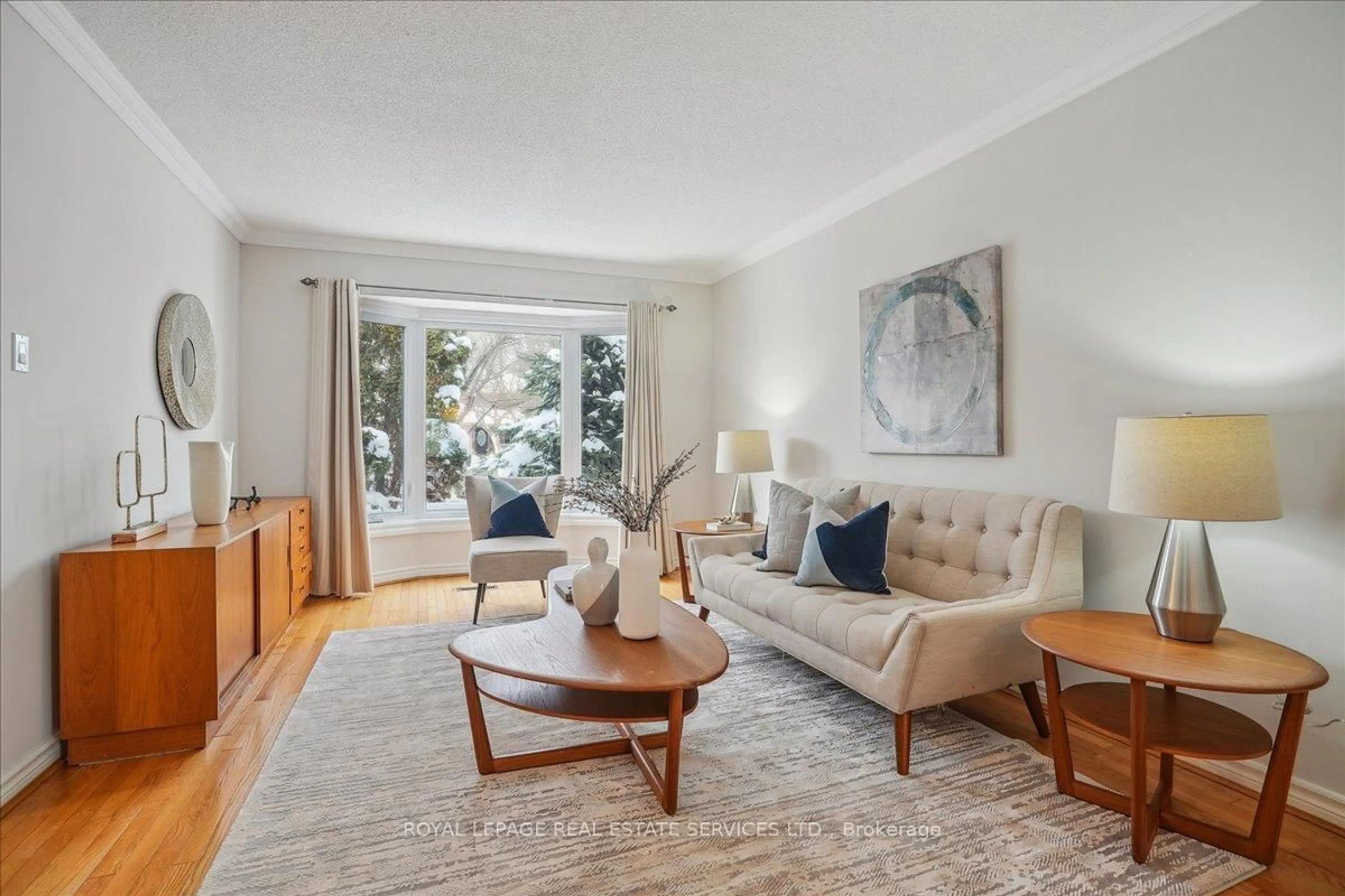 Living room with furniture, unknown for 2076 Pelee Blvd, Oakville Ontario L6H 5N8