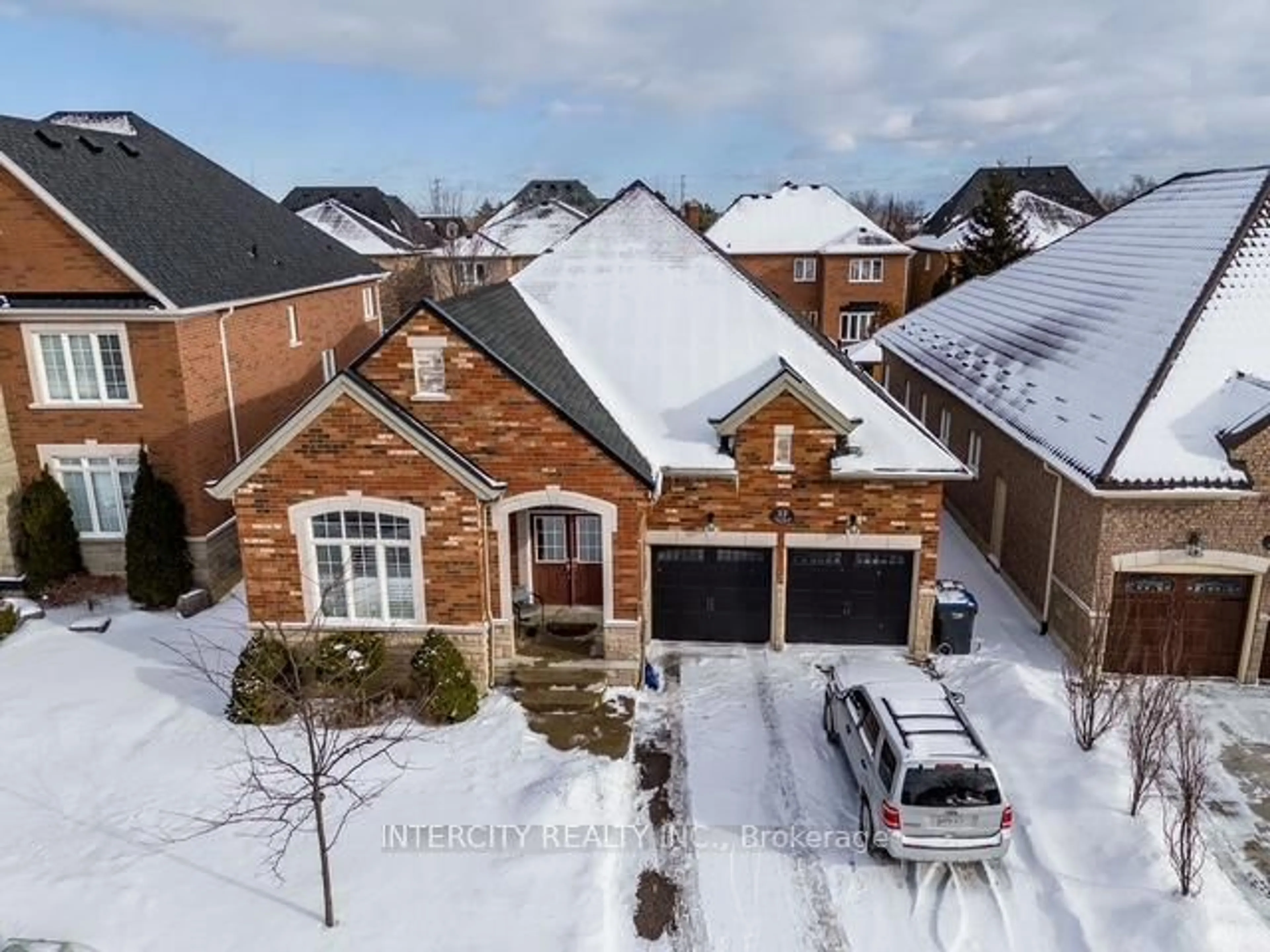A pic from outside/outdoor area/front of a property/back of a property/a pic from drone, street for 35 Fontainebleu Rd, Brampton Ontario L6P 1Z1