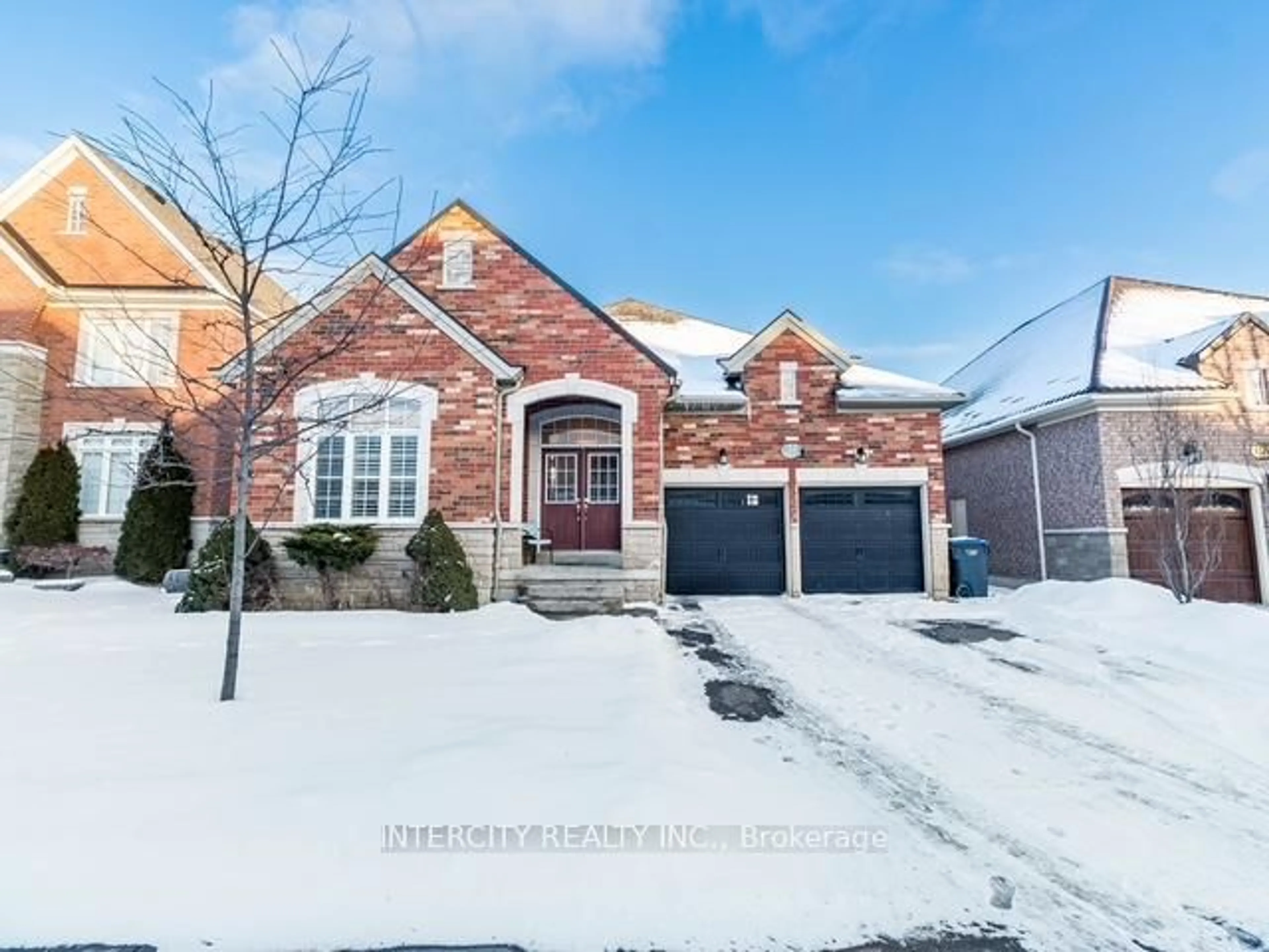 Home with brick exterior material, street for 35 Fontainebleu Rd, Brampton Ontario L6P 1Z1