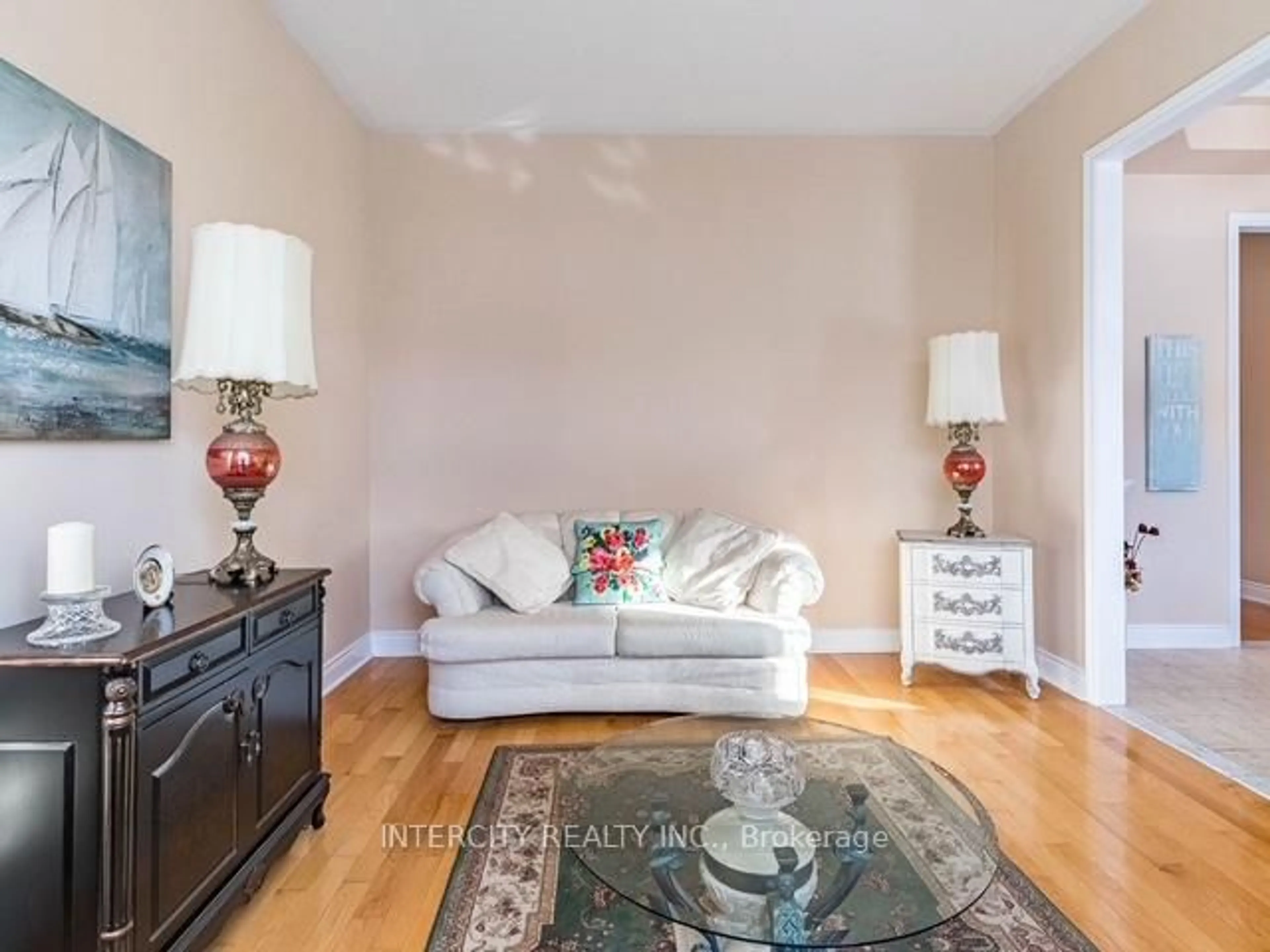 Living room with furniture, unknown for 35 Fontainebleu Rd, Brampton Ontario L6P 1Z1