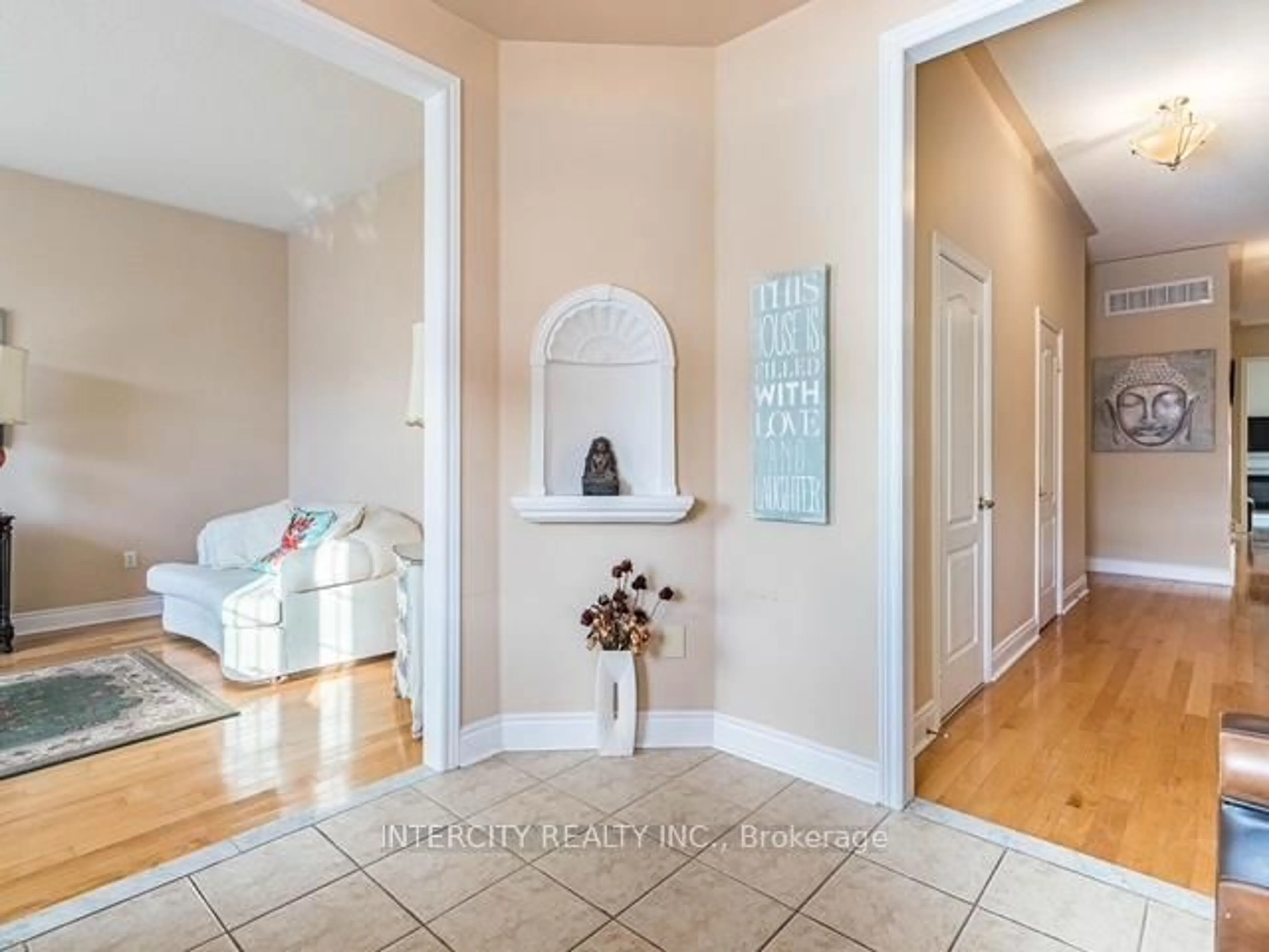 Indoor entryway for 35 Fontainebleu Rd, Brampton Ontario L6P 1Z1