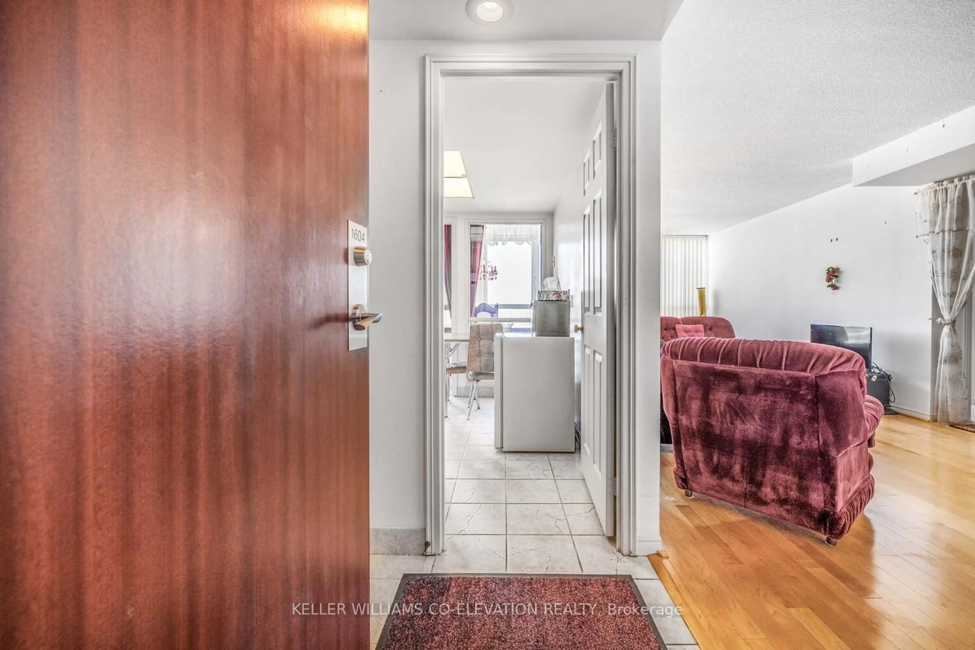 Indoor foyer for 880 Dundas St #1604, Mississauga Ontario L5C 4H3