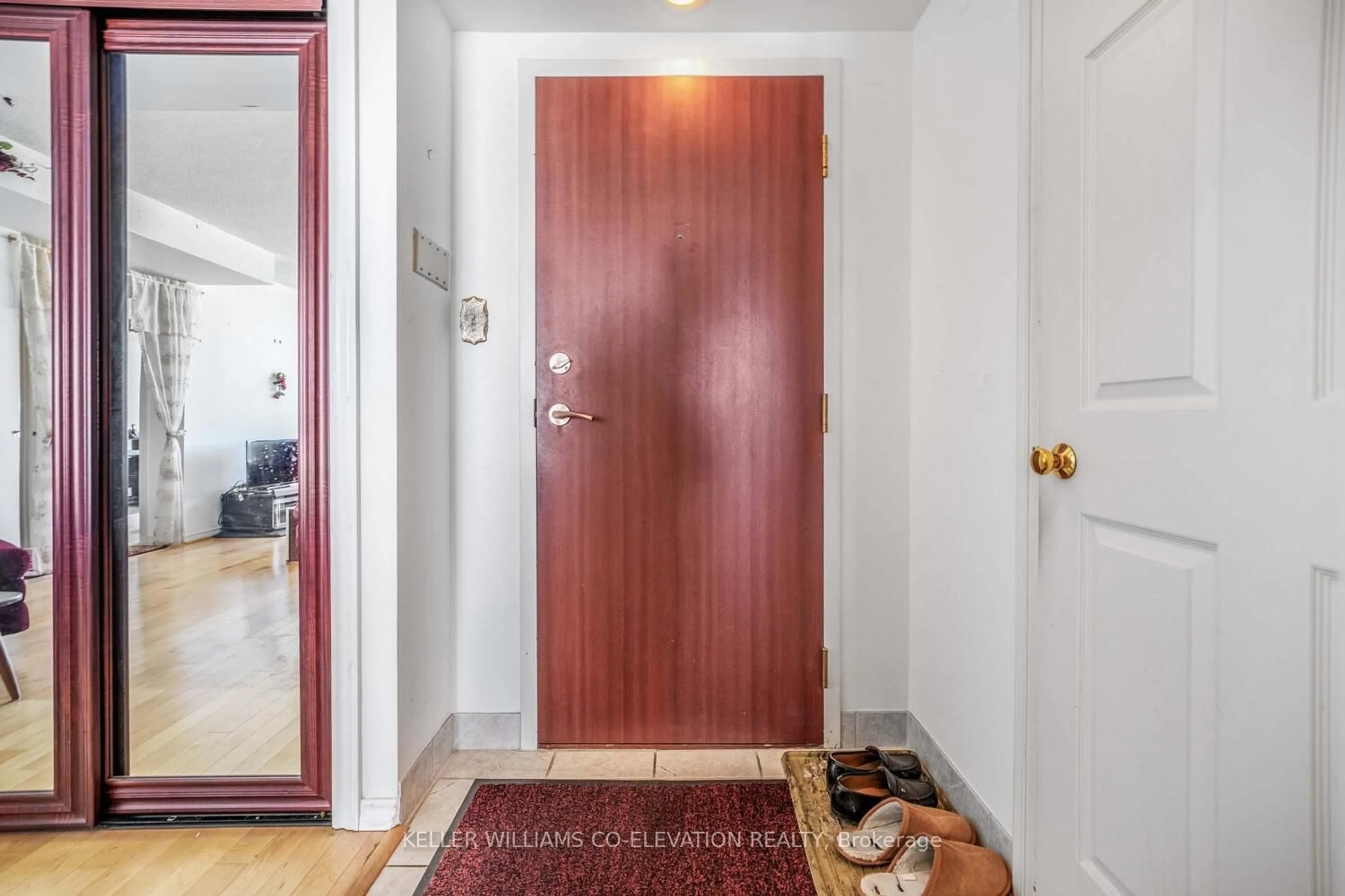 Indoor entryway for 880 Dundas St #1604, Mississauga Ontario L5C 4H3