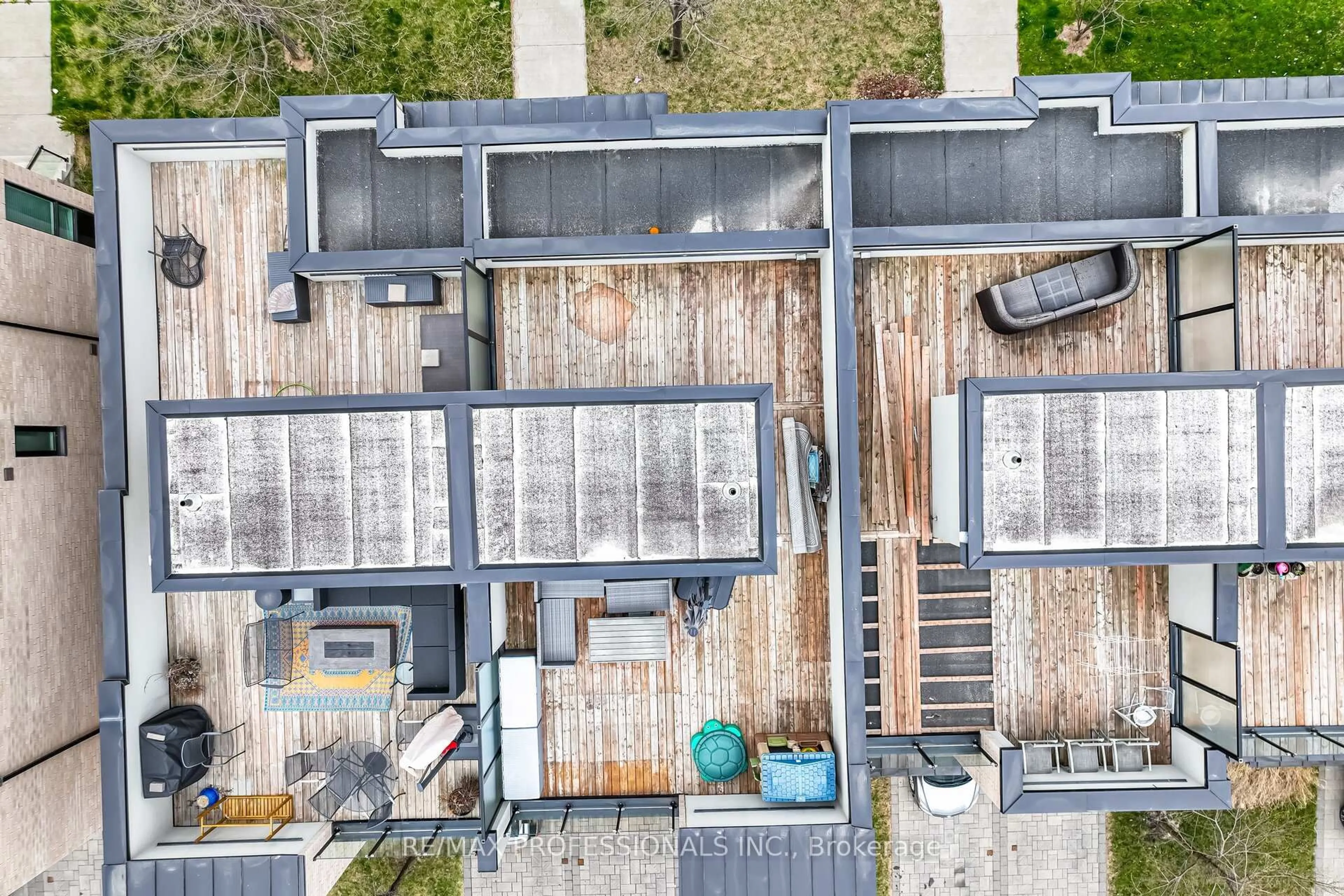 A pic from outside/outdoor area/front of a property/back of a property/a pic from drone, building for 31 Pony Farm Dr, Toronto Ontario M9R 4B2