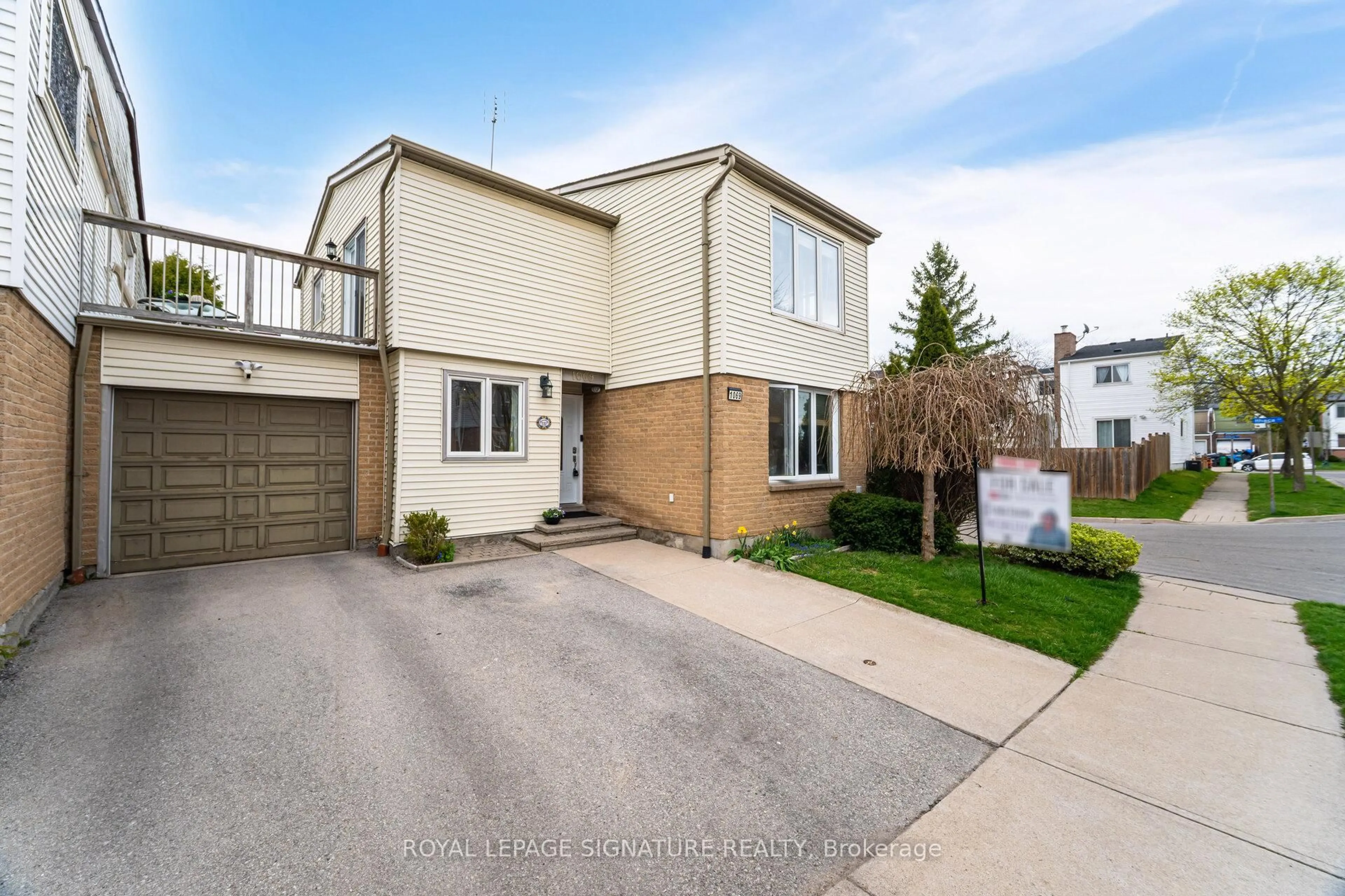 Home with brick exterior material, street for 1069 Kos Blvd, Mississauga Ontario L5J 4L3