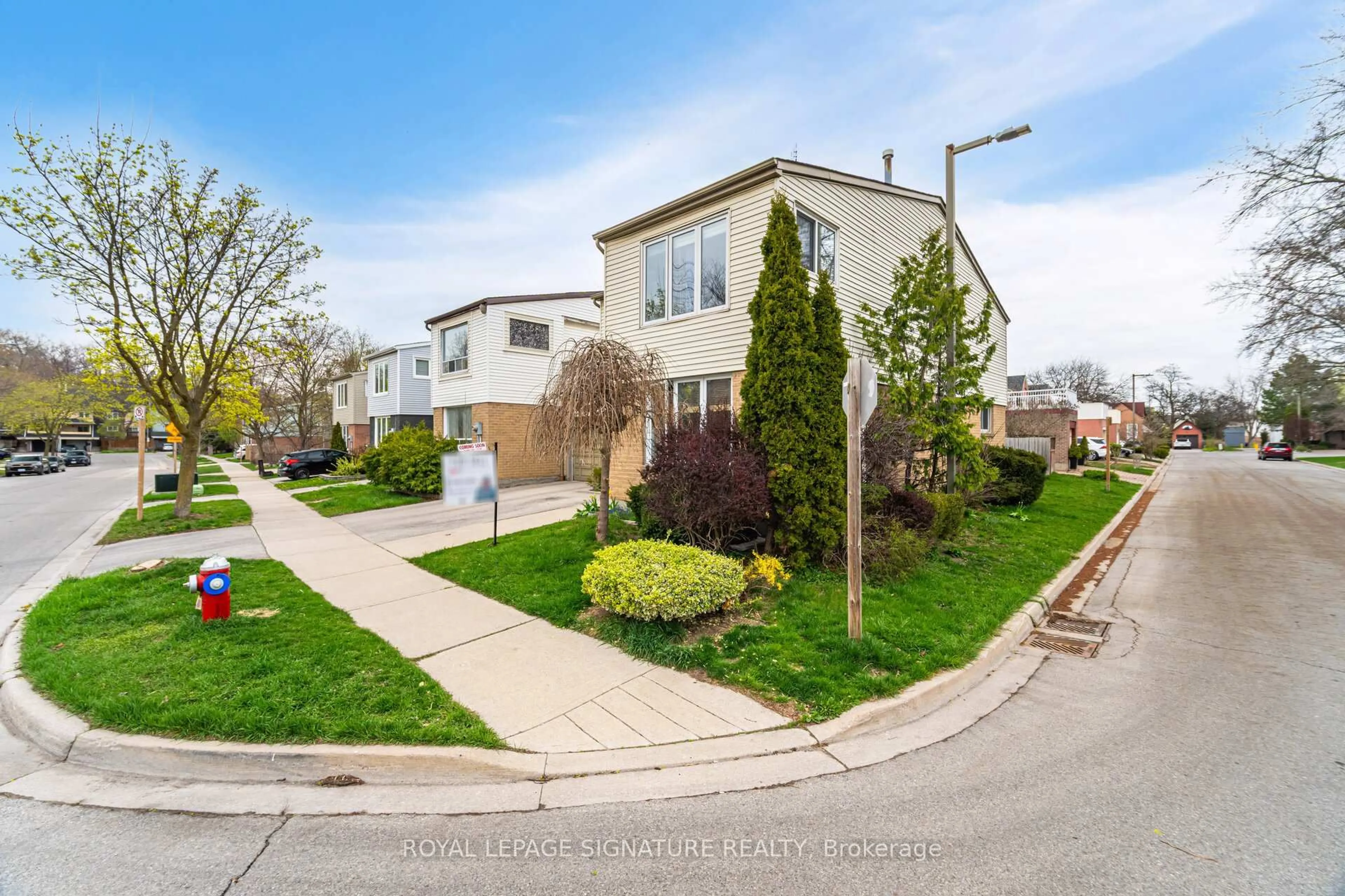 A pic from outside/outdoor area/front of a property/back of a property/a pic from drone, street for 1069 Kos Blvd, Mississauga Ontario L5J 4L3