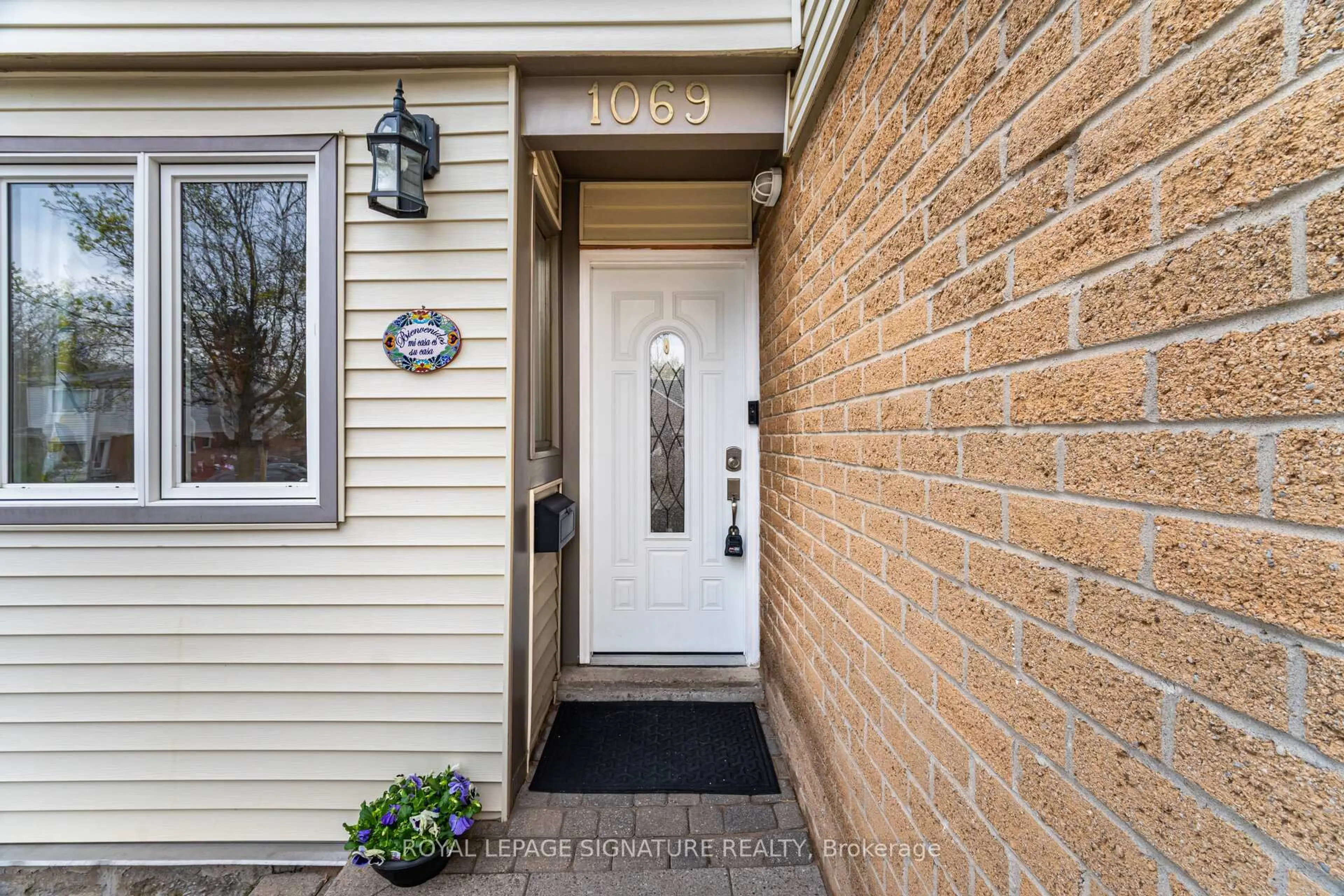 Indoor entryway for 1069 Kos Blvd, Mississauga Ontario L5J 4L3