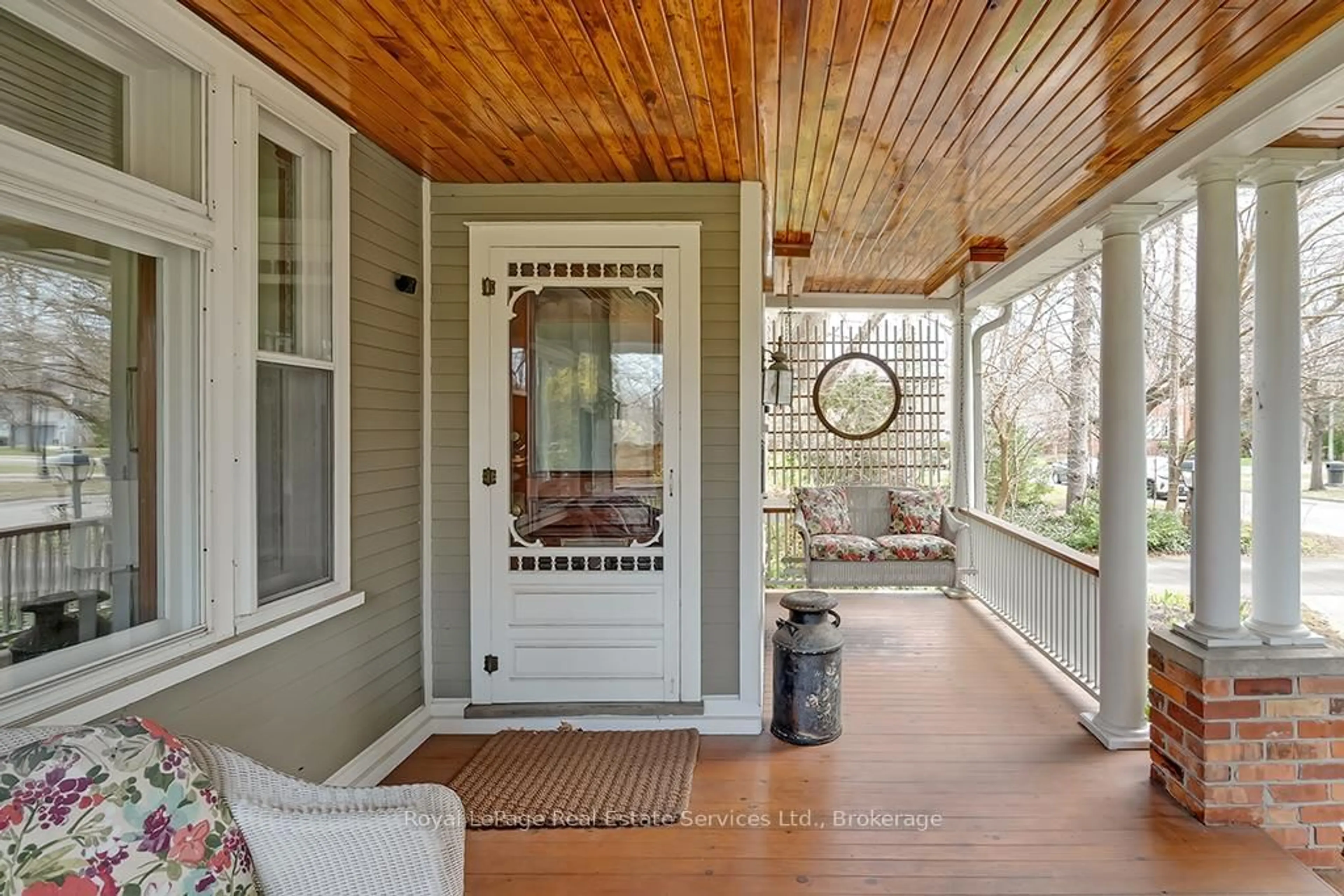 Indoor entryway for 301 Palmer Ave, Oakville Ontario L6J 1T2