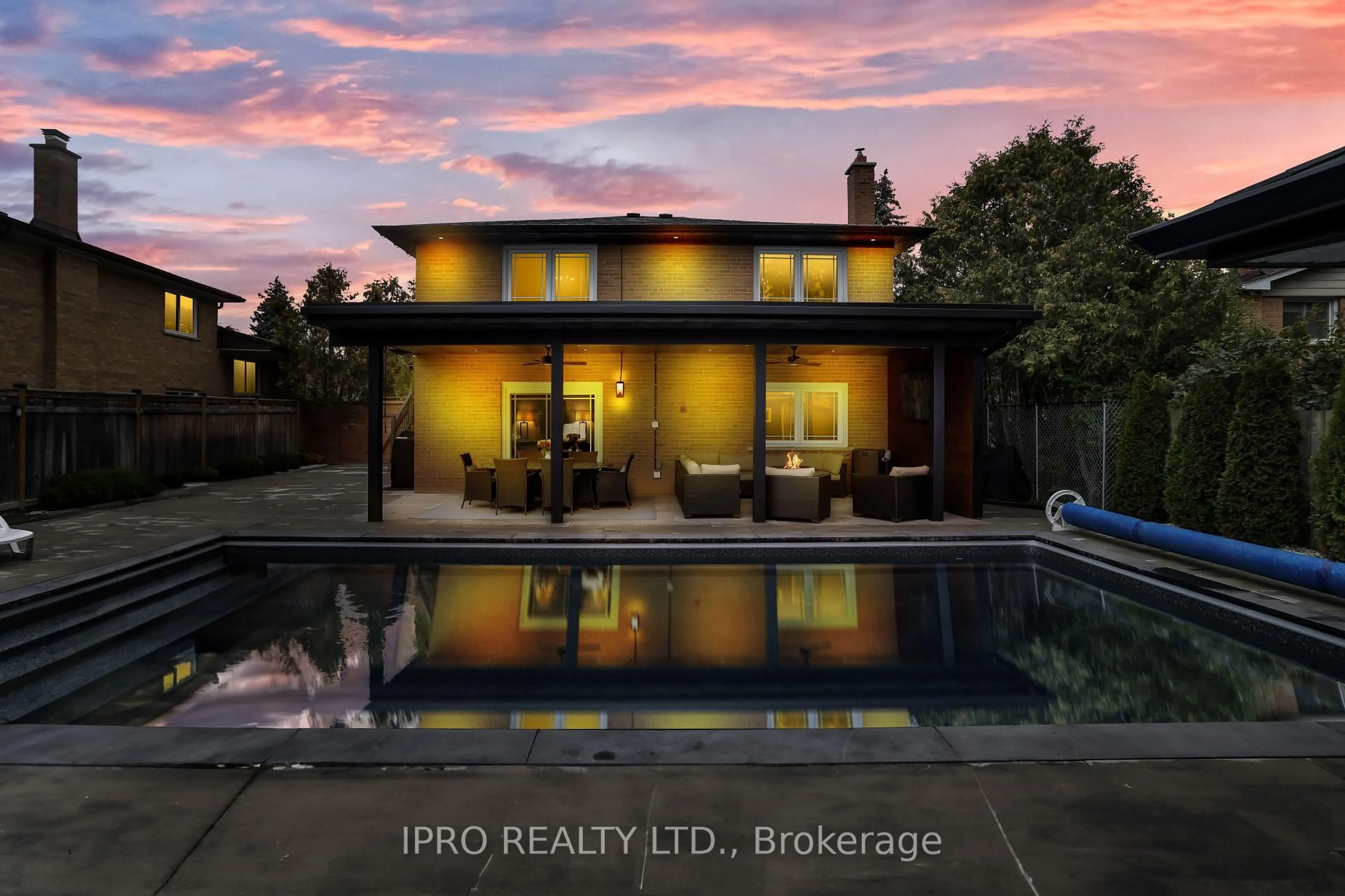 A pic from outside/outdoor area/front of a property/back of a property/a pic from drone, water/lake/river/ocean view for 3484 Riverspray Cres, Mississauga Ontario L4Y 3M7