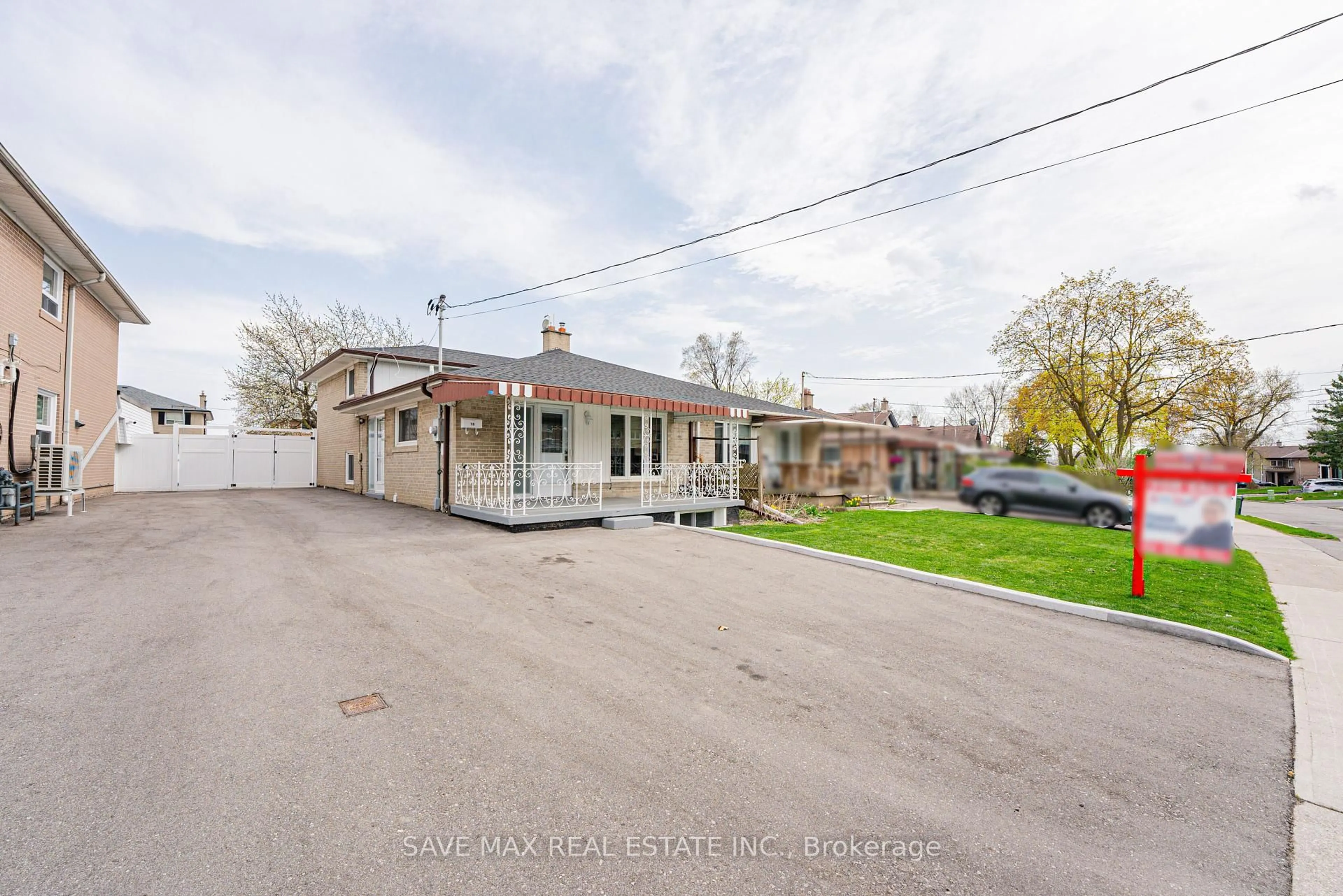 A pic from outside/outdoor area/front of a property/back of a property/a pic from drone, street for 118 Saint Lucie Dr, Toronto Ontario M9M 1T3