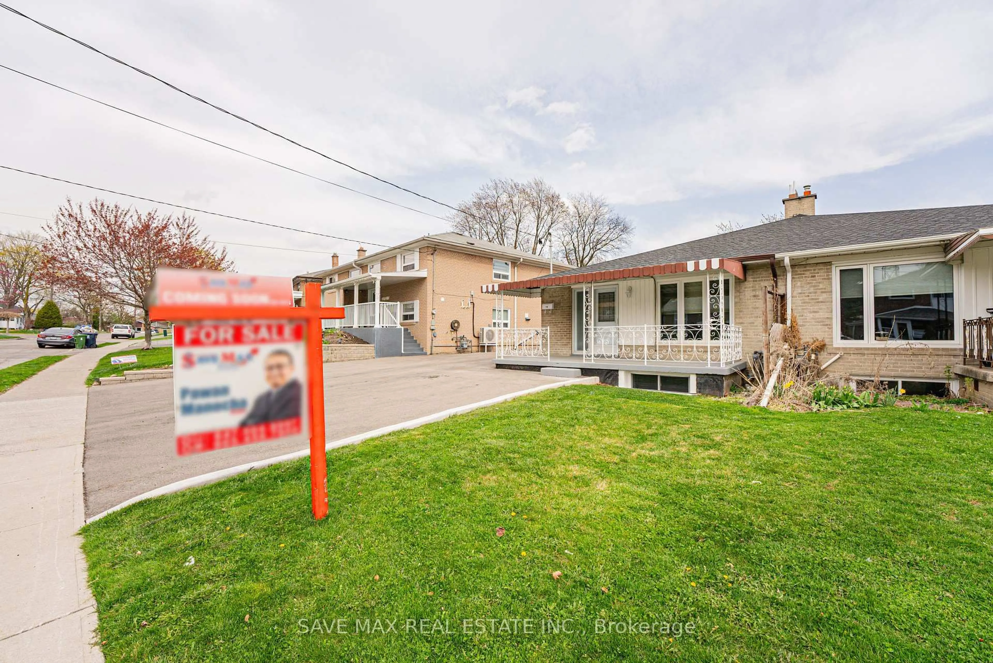 A pic from outside/outdoor area/front of a property/back of a property/a pic from drone, street for 118 Saint Lucie Dr, Toronto Ontario M9M 1T3