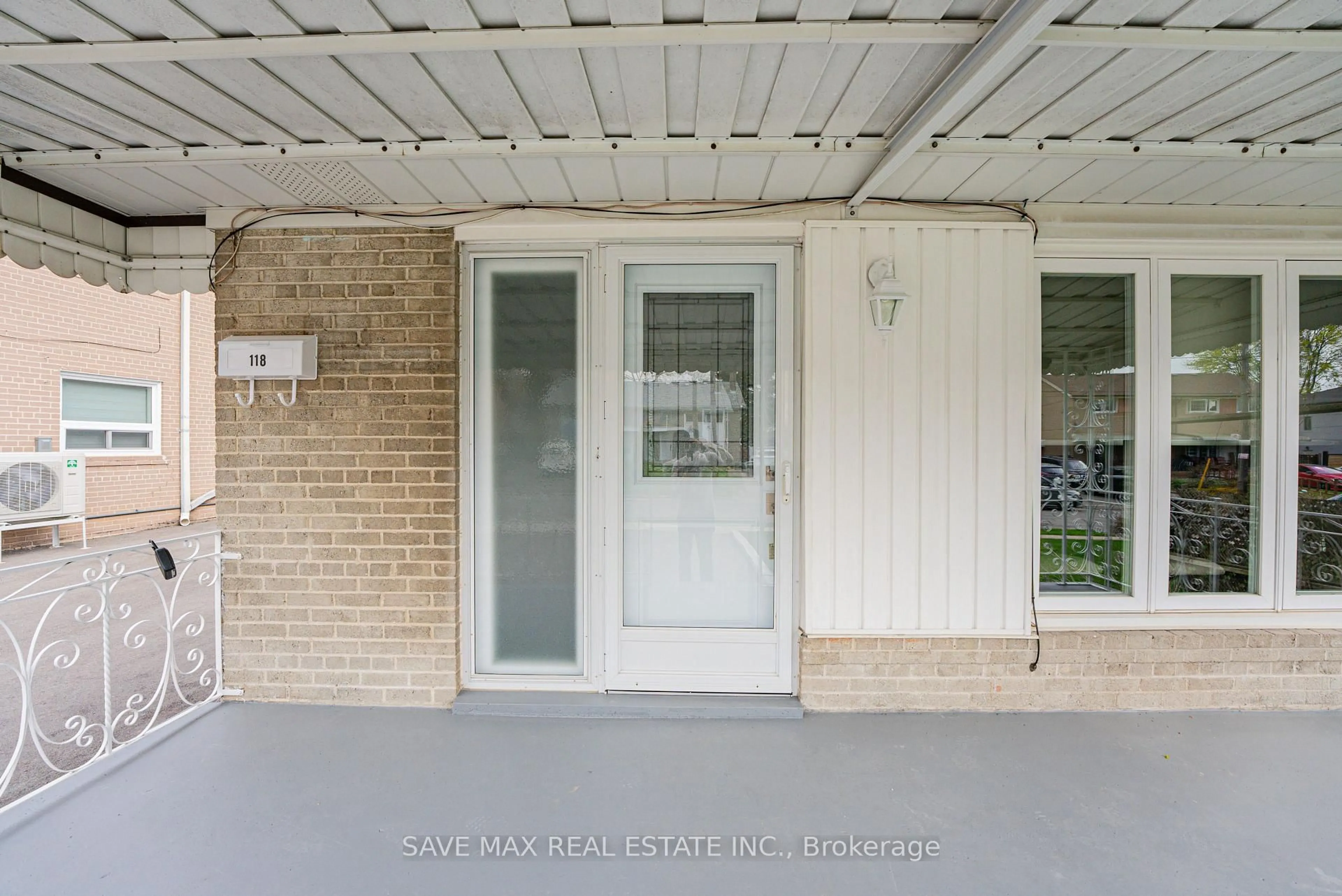 Indoor entryway for 118 Saint Lucie Dr, Toronto Ontario M9M 1T3
