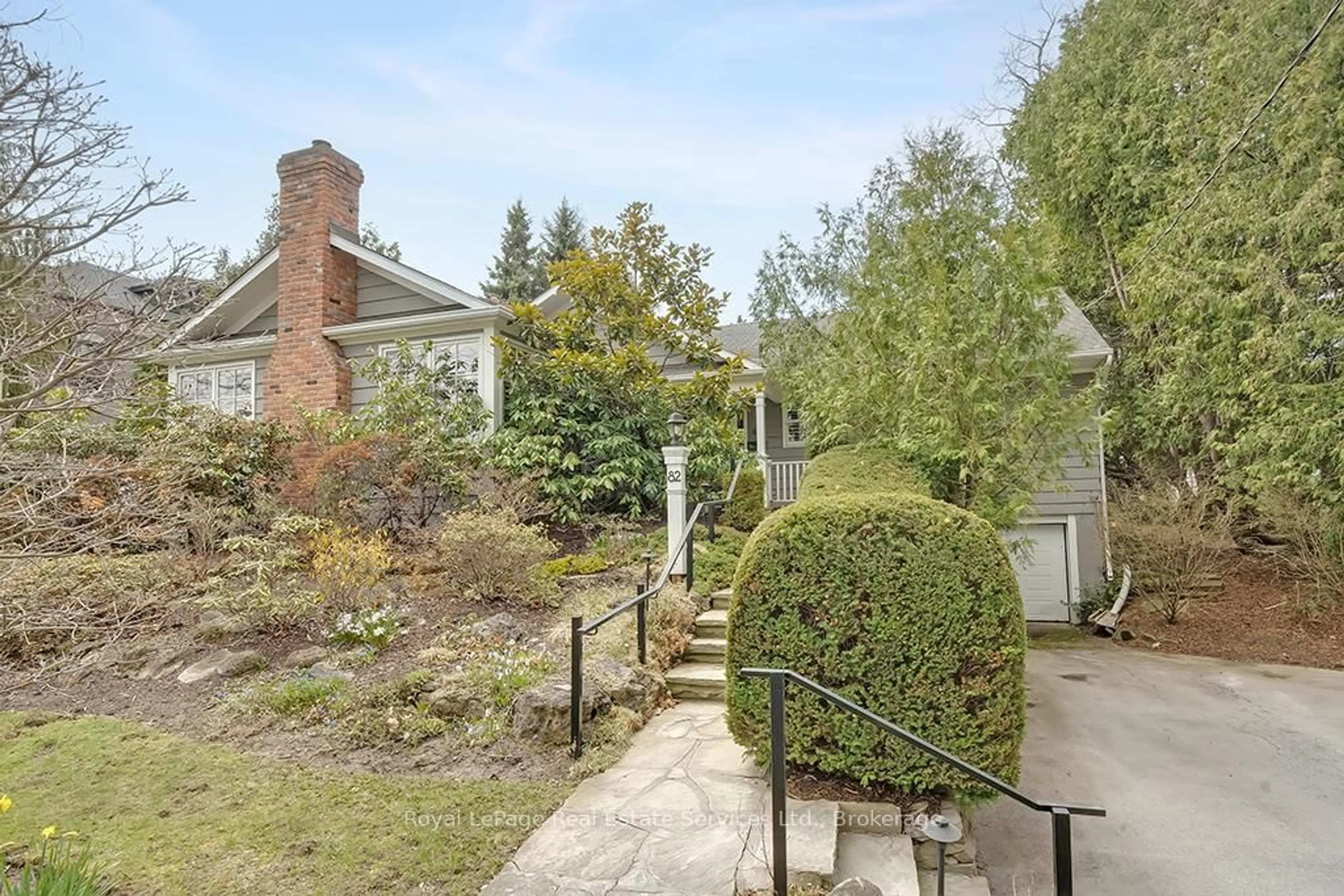 A pic from outside/outdoor area/front of a property/back of a property/a pic from drone, street for 82 First St, Oakville Ontario L6J 3R3