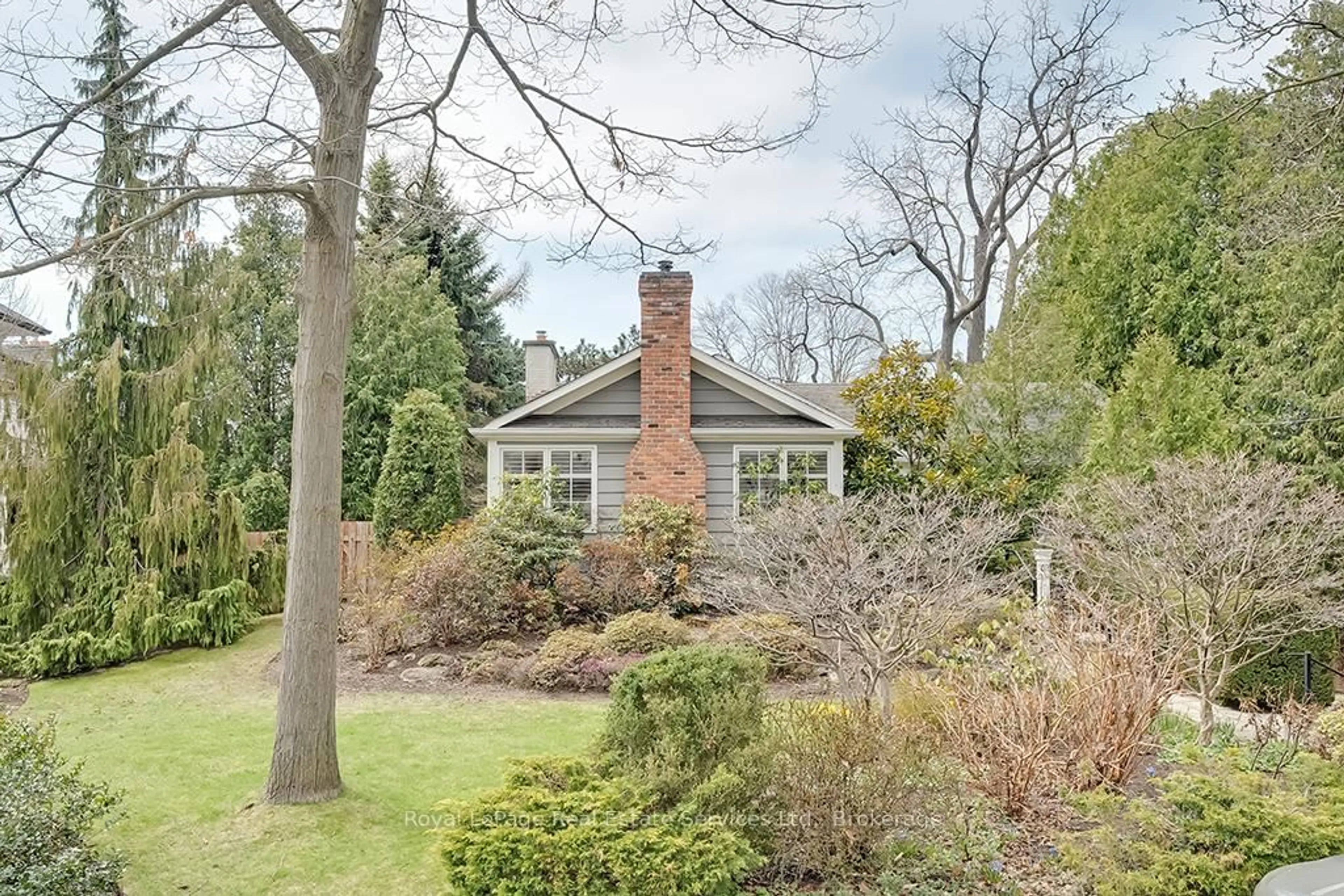 A pic from outside/outdoor area/front of a property/back of a property/a pic from drone, street for 82 First St, Oakville Ontario L6J 3R3
