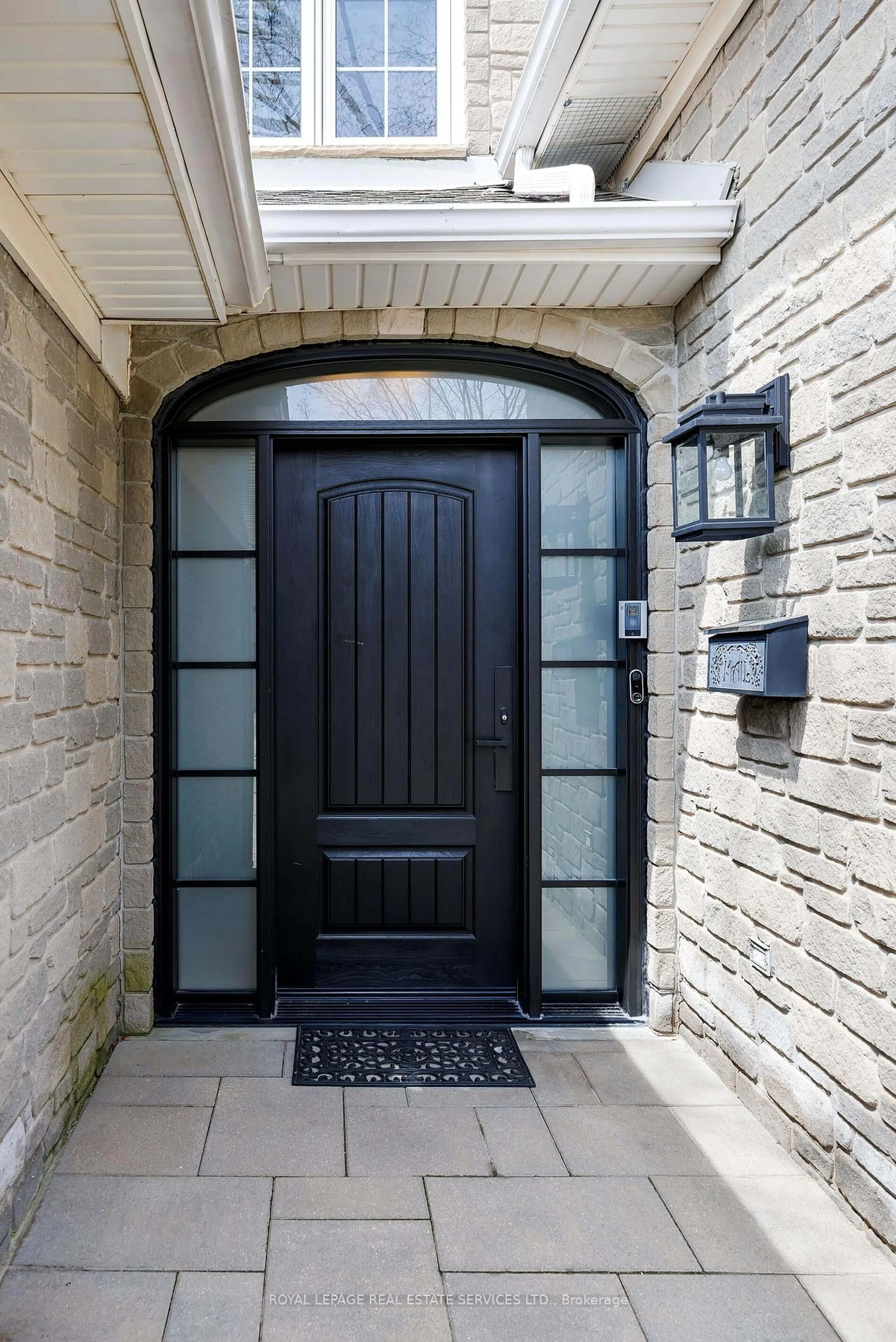 Indoor entryway for 1061 Summit Ridge Dr, Oakville Ontario L6M 3K9