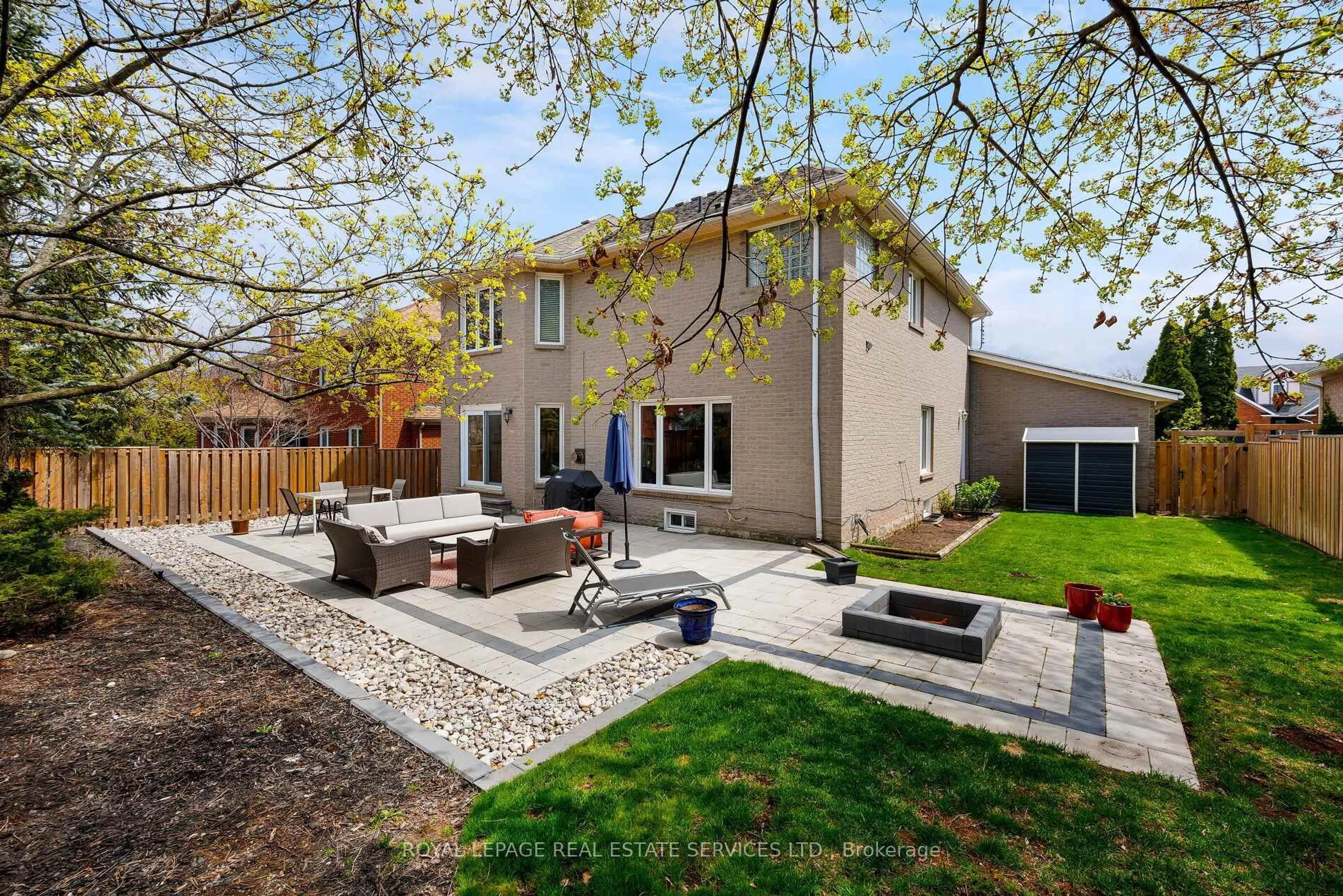 Patio, street for 1061 Summit Ridge Dr, Oakville Ontario L6M 3K9