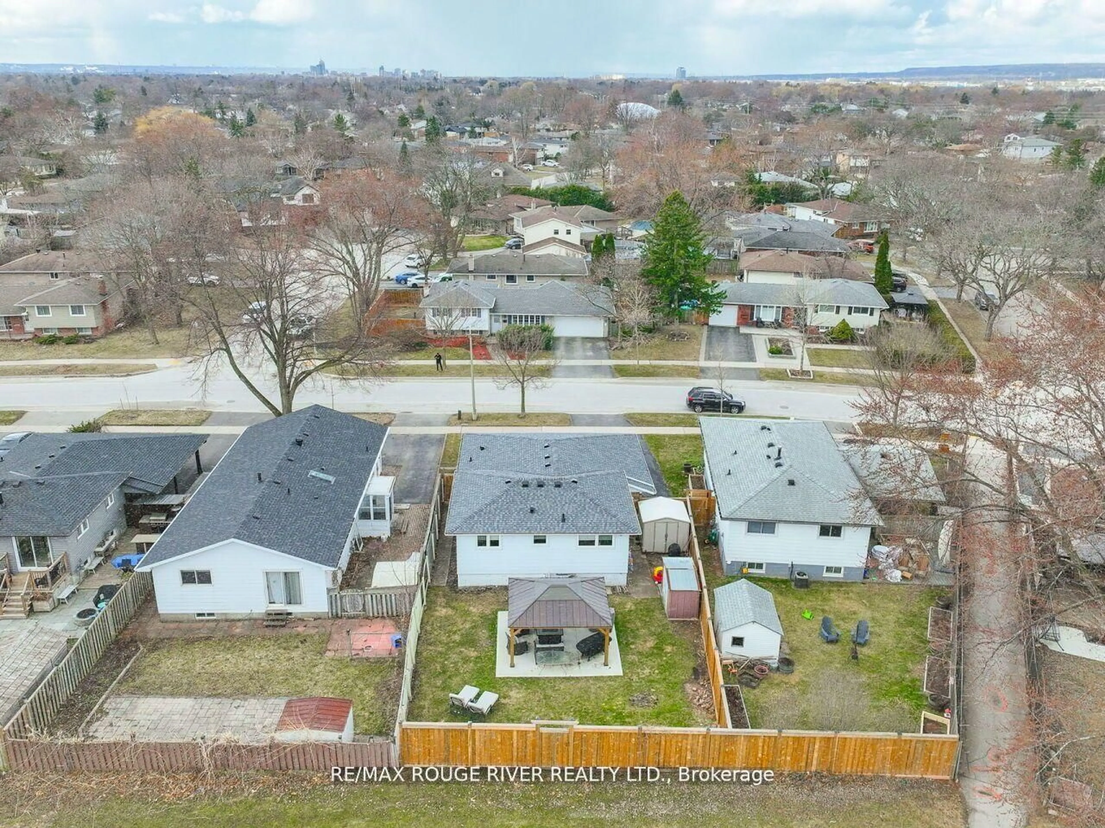 A pic from outside/outdoor area/front of a property/back of a property/a pic from drone, street for 545 Chamberlain Rd, Burlington Ontario L7L 2V2