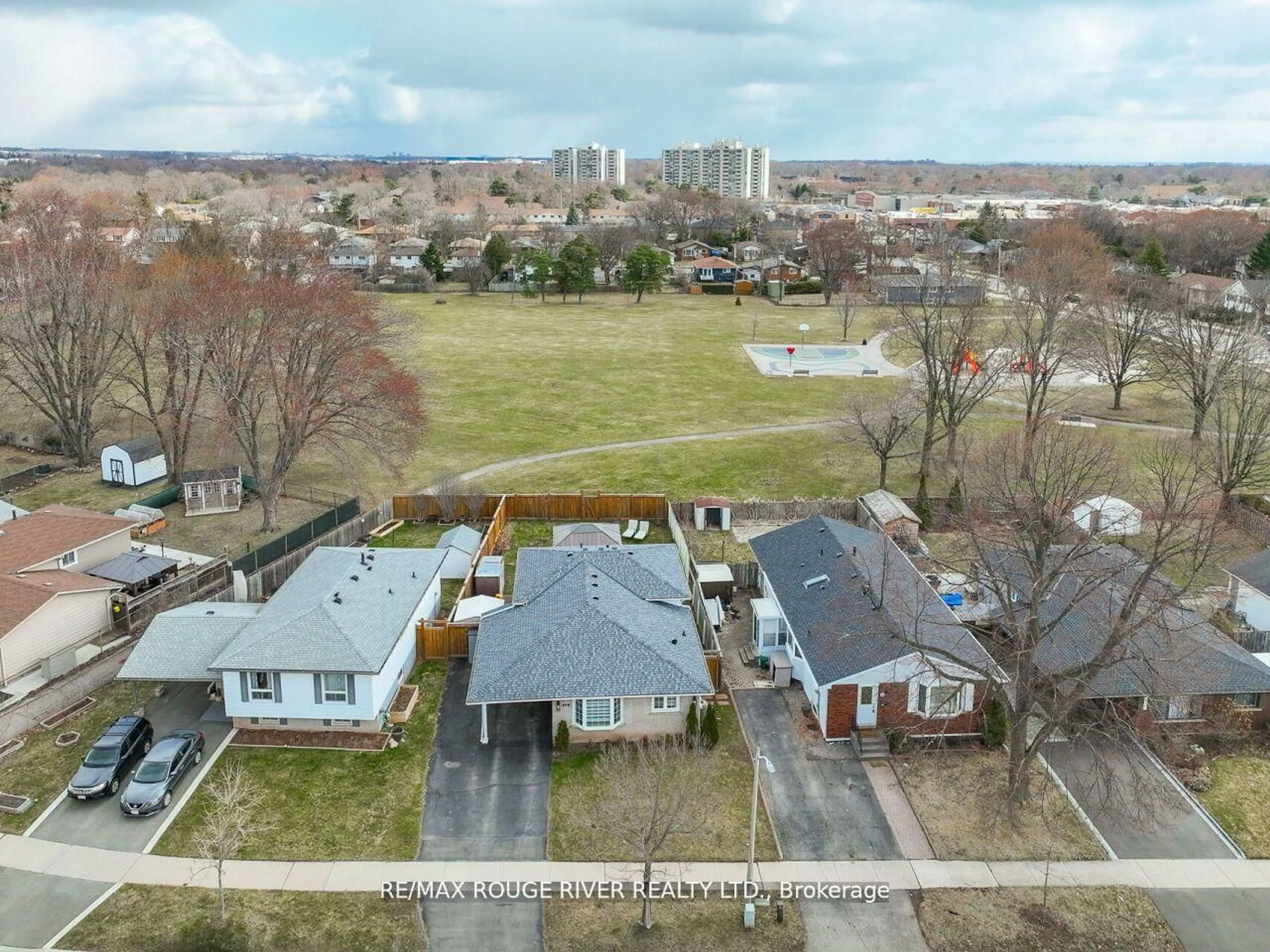 A pic from outside/outdoor area/front of a property/back of a property/a pic from drone, city buildings view from balcony for 545 Chamberlain Rd, Burlington Ontario L7L 2V2